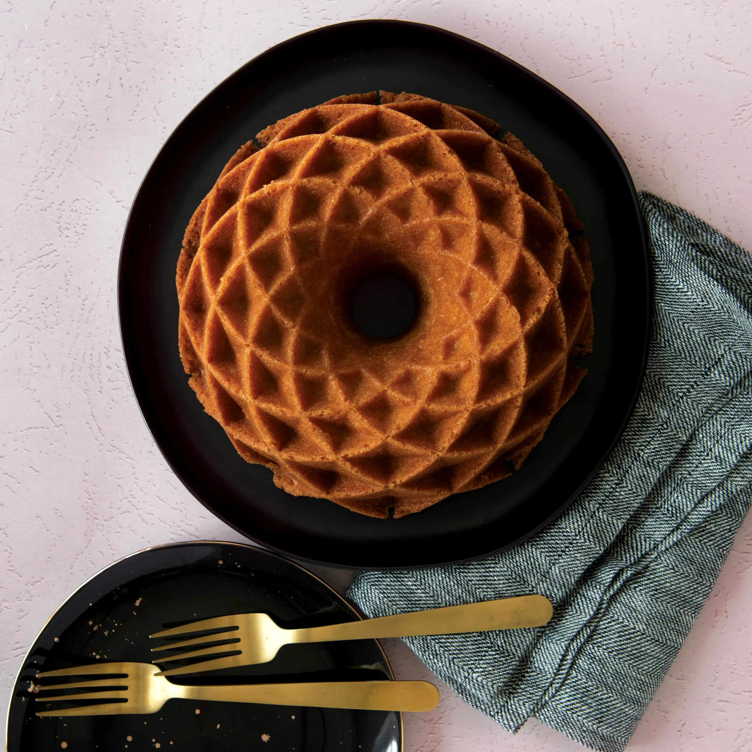 Nordic Ware Jubilee Bundt - Molde de aluminio fundido, molde para tartas con patrón geométrico, hecho en los Estados Unidos, color: dorado