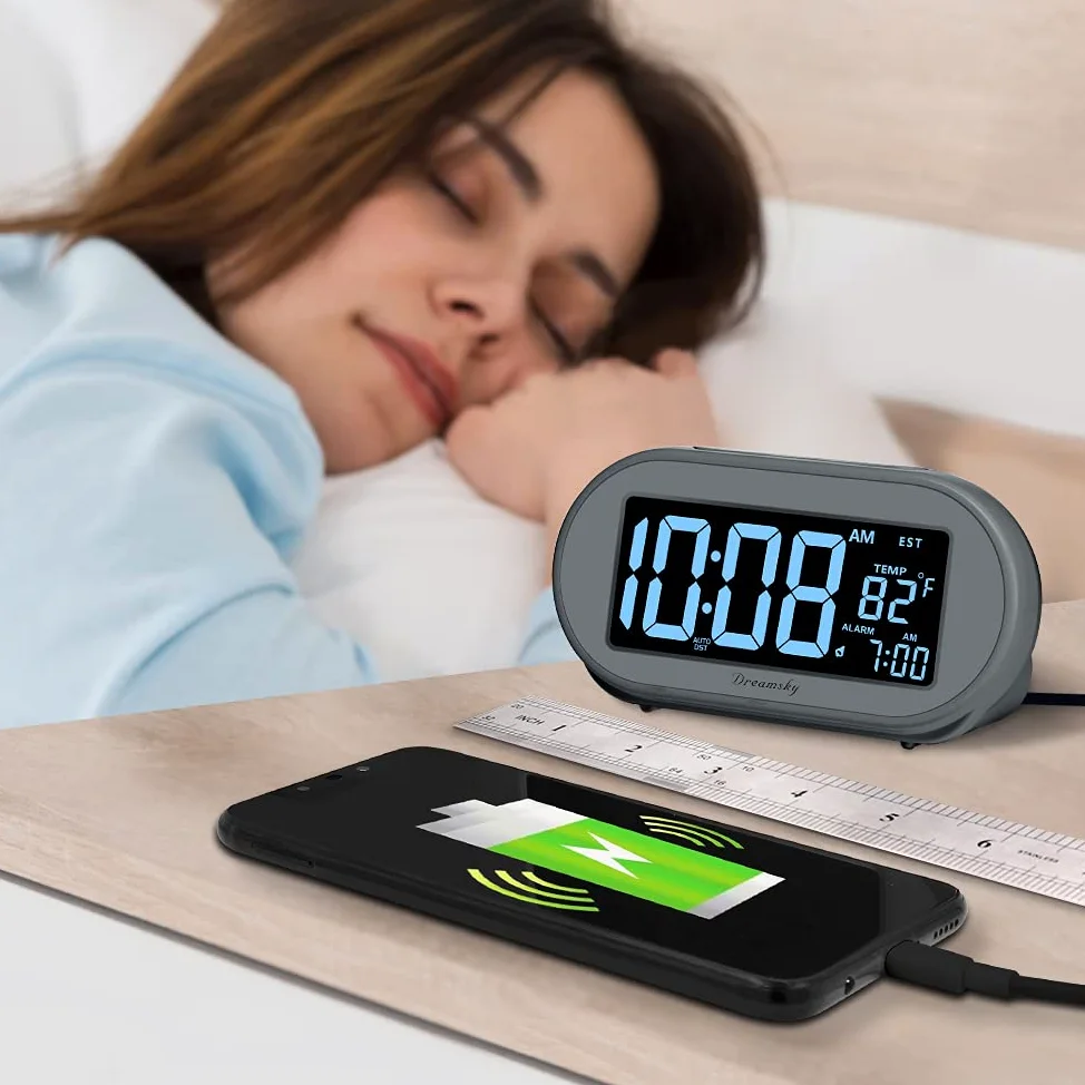 DreamSky Reloj despertador para dormitorio, reloj digital de escritorio para mesita de noche, reloj eléctrico con regulador de brillo regulable, DST automático, puerto USB, fecha, temperatura