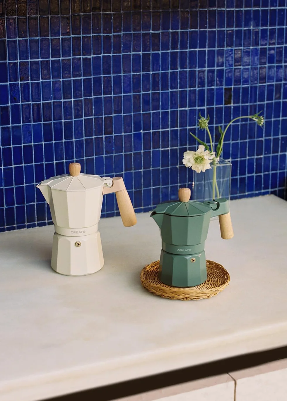 CREATE / THERA MOKA RETRO/Cafetera italiana sin adaptador para inducción verde sage/Capacidad de 6 tazas, aluminio, 350 ml, válvula de seguridad, apta para gas, cocina eléctrica o vitro