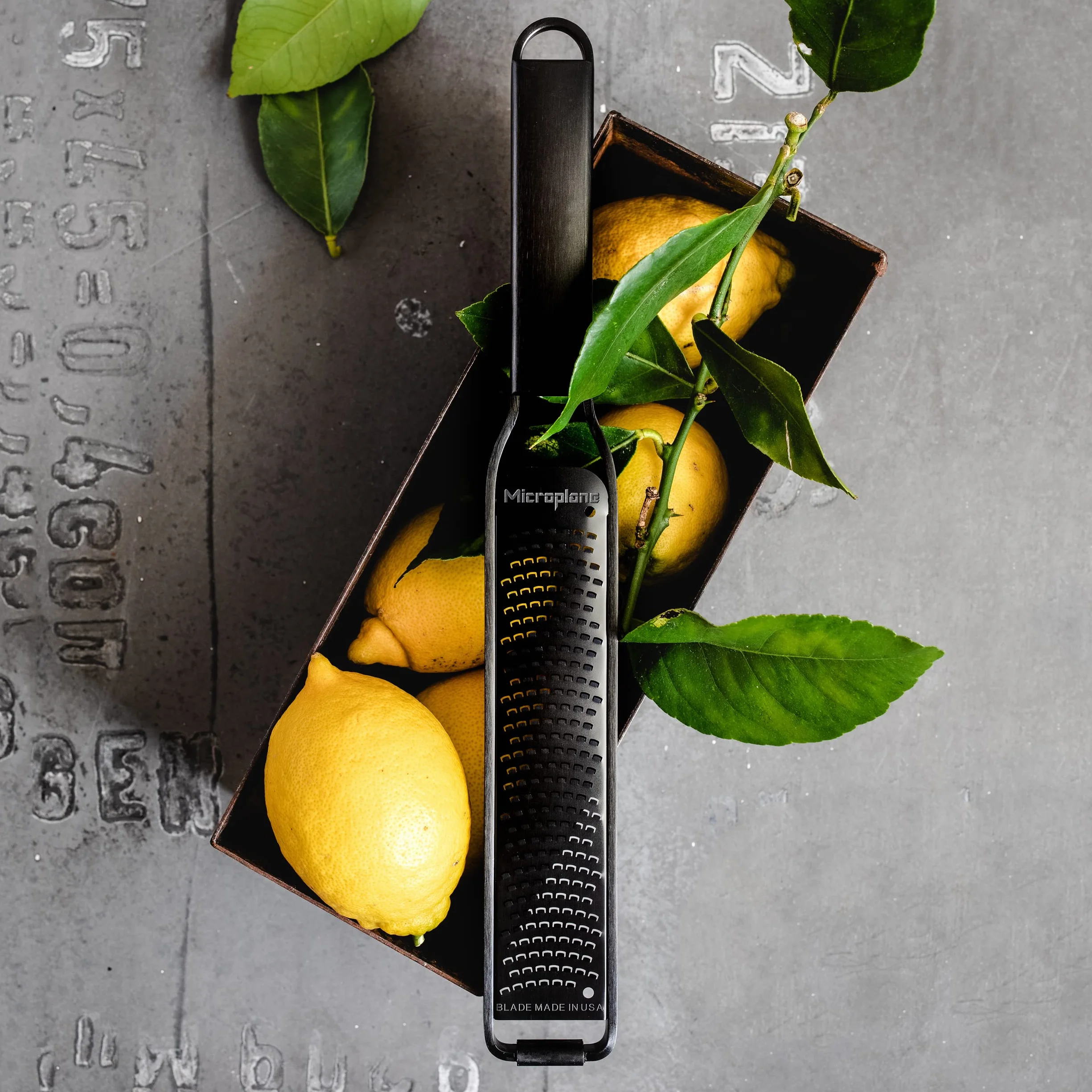 Microplane Zester Rallador de cocina acanalador con hoja de acero inoxidable fabricada en Estados Unidos para cítricos, parmesano, jengibre, chocolate y nuez moscada de la serie Black Sheep