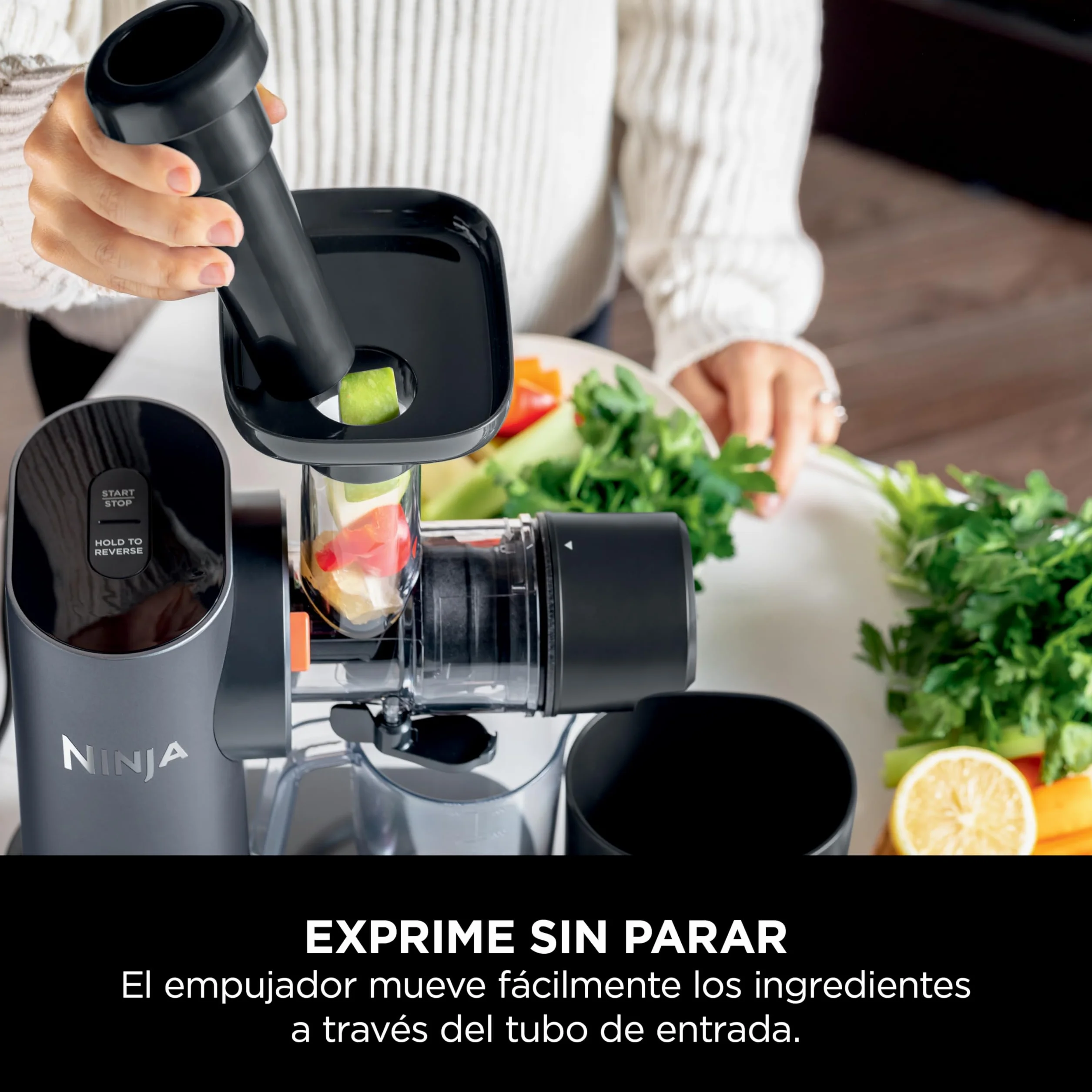 Ninja Licuadora de Prensado en Frío para Zumos y Bebidas Saludables - Diseño Compacto y Fácil de Limpiar - Jarra de 700 ml y Recipiente para Pulpa de 1,1 l - Gris, JC151EU