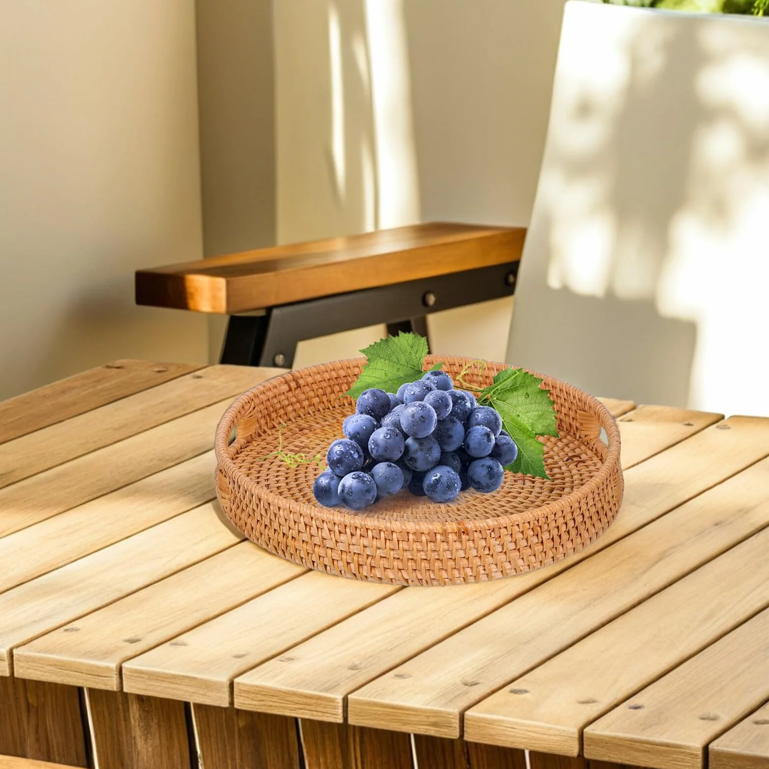 Bandeja Redonda de Ratán Tejida para Servir Frutas y Bebidas con Asas Huecas, Diseño Práctico y Estilo Rústico para Salas y Comedores
