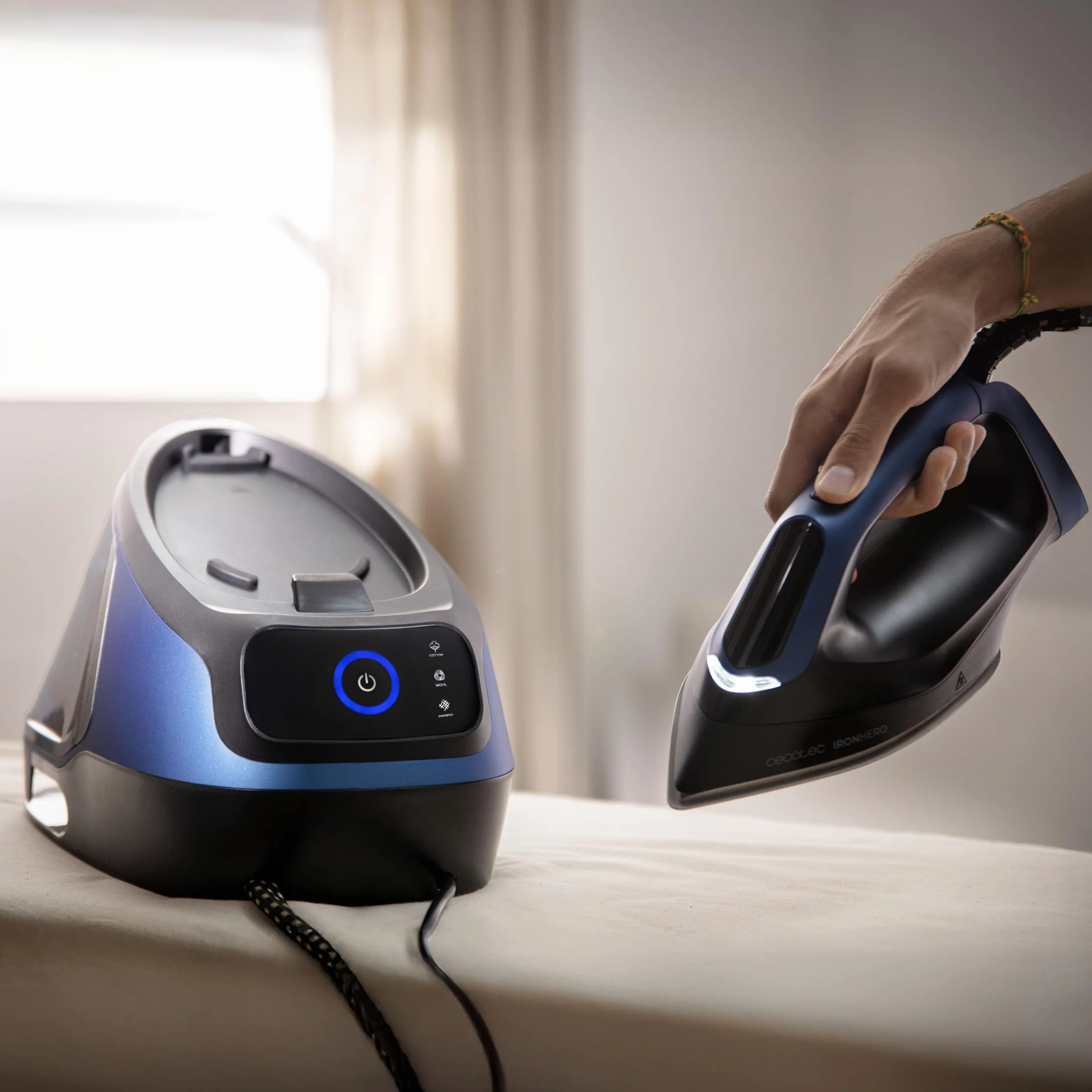 Cecotec Centro de Planchado Vertical IronHero H-3000 Station Geyser. 3000W, Suela Cerámica Turbo Slide, 600g/min en Golpe Vapor, Apagado Automático, Pantalla Táctil, Tecnología AntiCal y Cyclo Clean