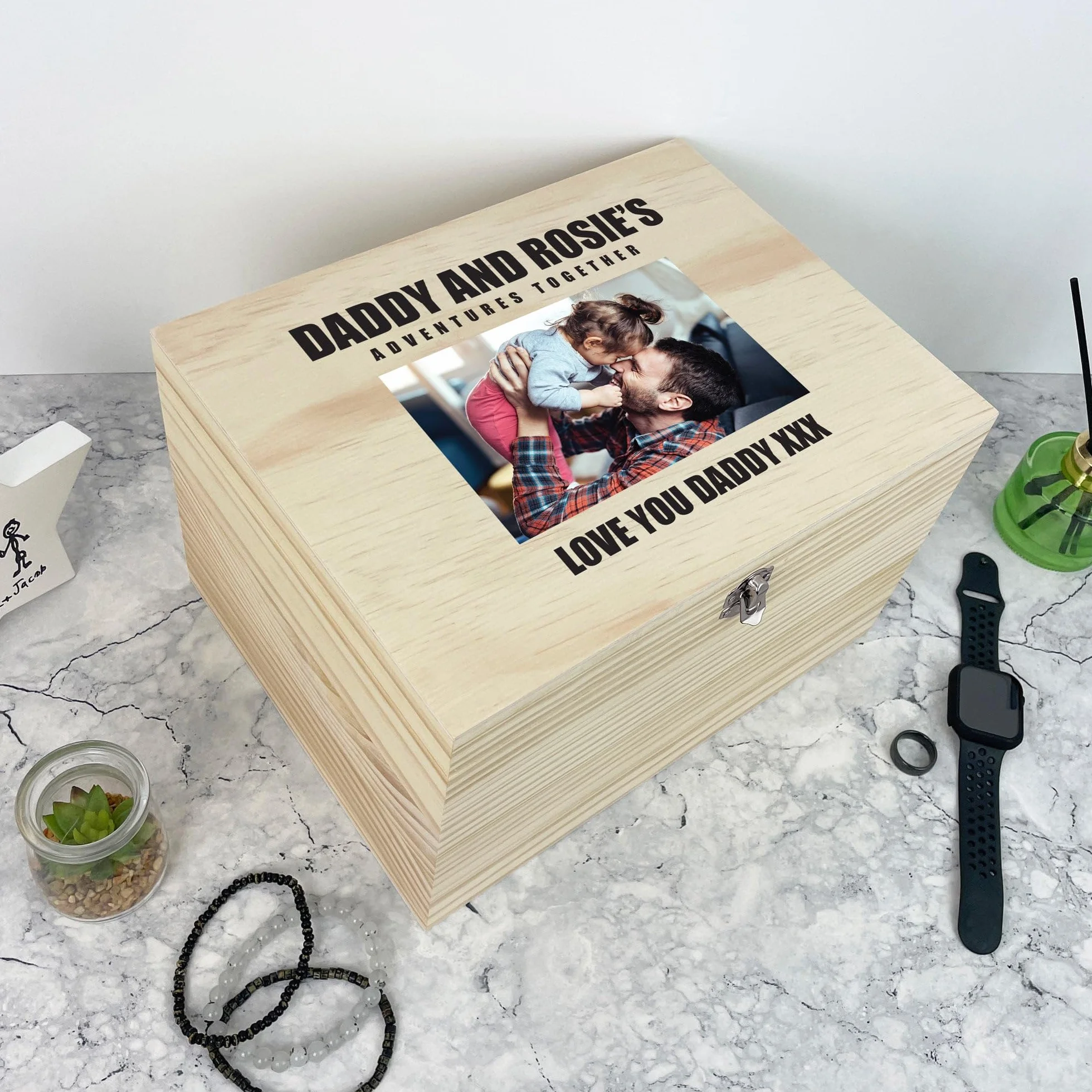 Caja de recuerdos personalizable con texto en inglés "Pino personalizable", regalo del día del padre, caja de recuerdos de madera personalizada, carga tu propia foto, bisagras y cierre de metal, 26 cm