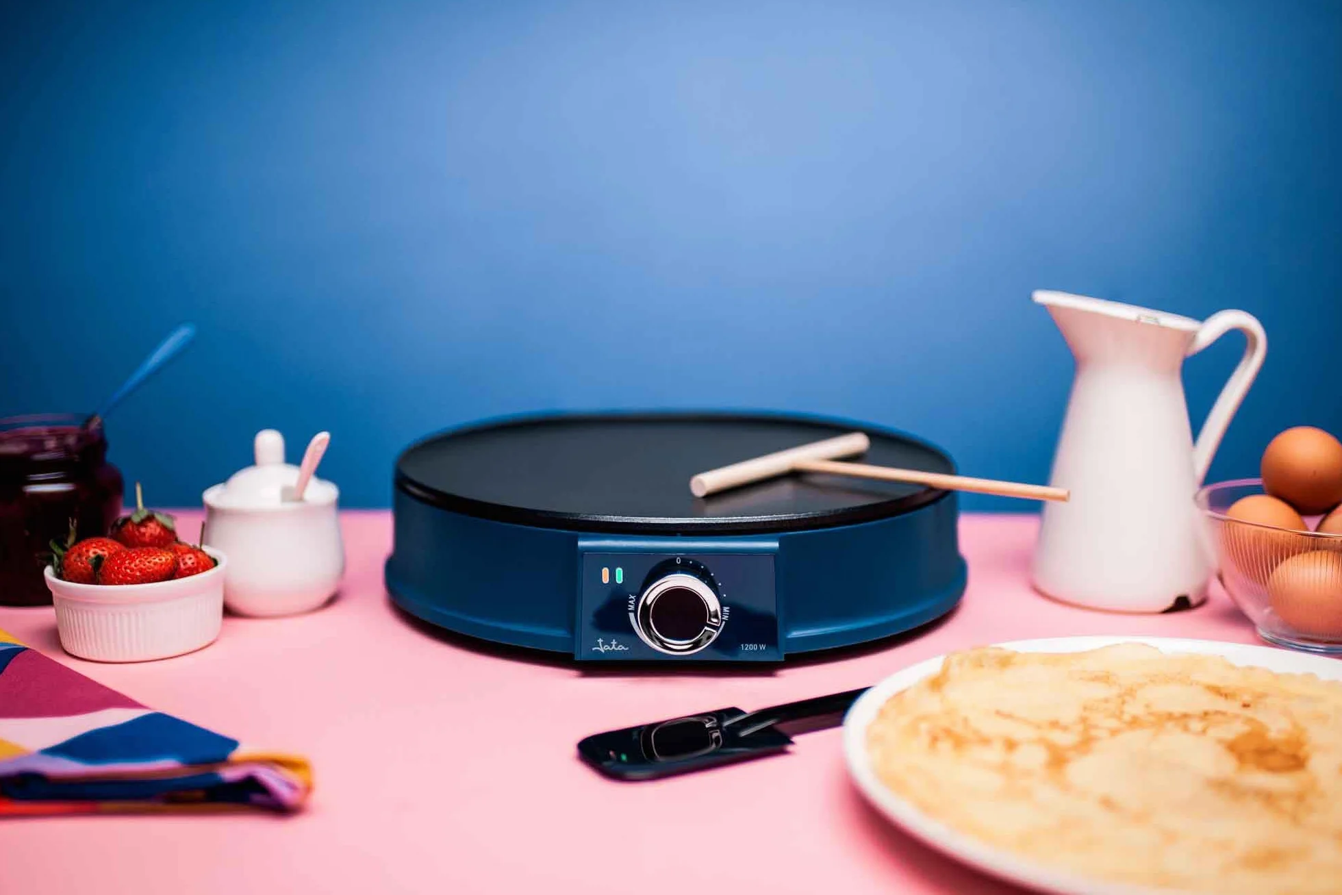 JATA JECR1000 - Crepera Eléctrica 30 cm, Máquina para Crepes 1200W, Placa Antiadherente Sin PFOA, Termostato Regulable, Incluye Espátula y Esparcidor, Crepes, Tortitas, Pancakes y Fajitas