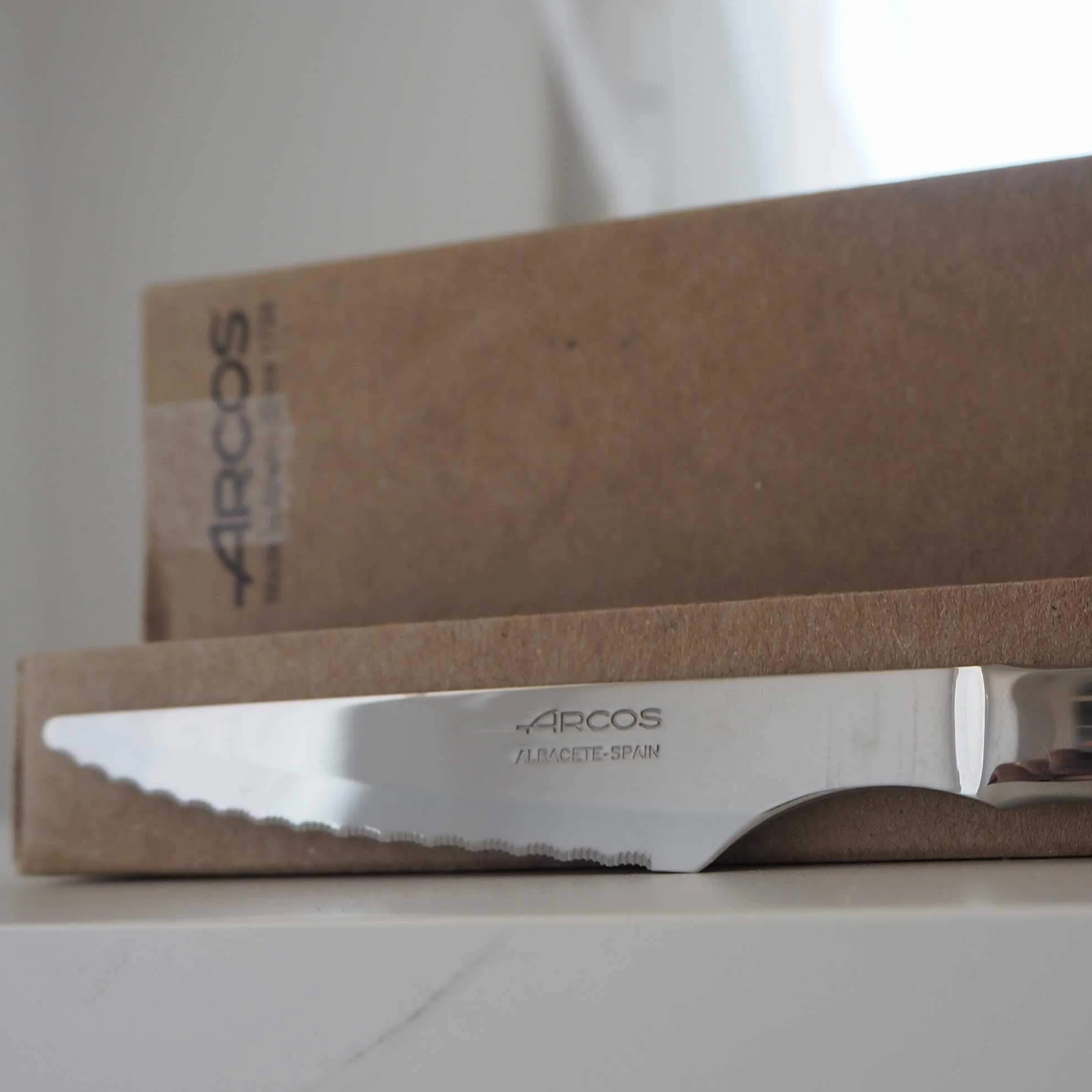 Arcos Juego Cuchillos Carne | 6 Piezas | Cuchillos carne cuchillo chuleteros | cubiertos acero inoxidable | Hoja 110 mm | mango monobloque | aptos lavavajillas | Caja Envase Ecológico