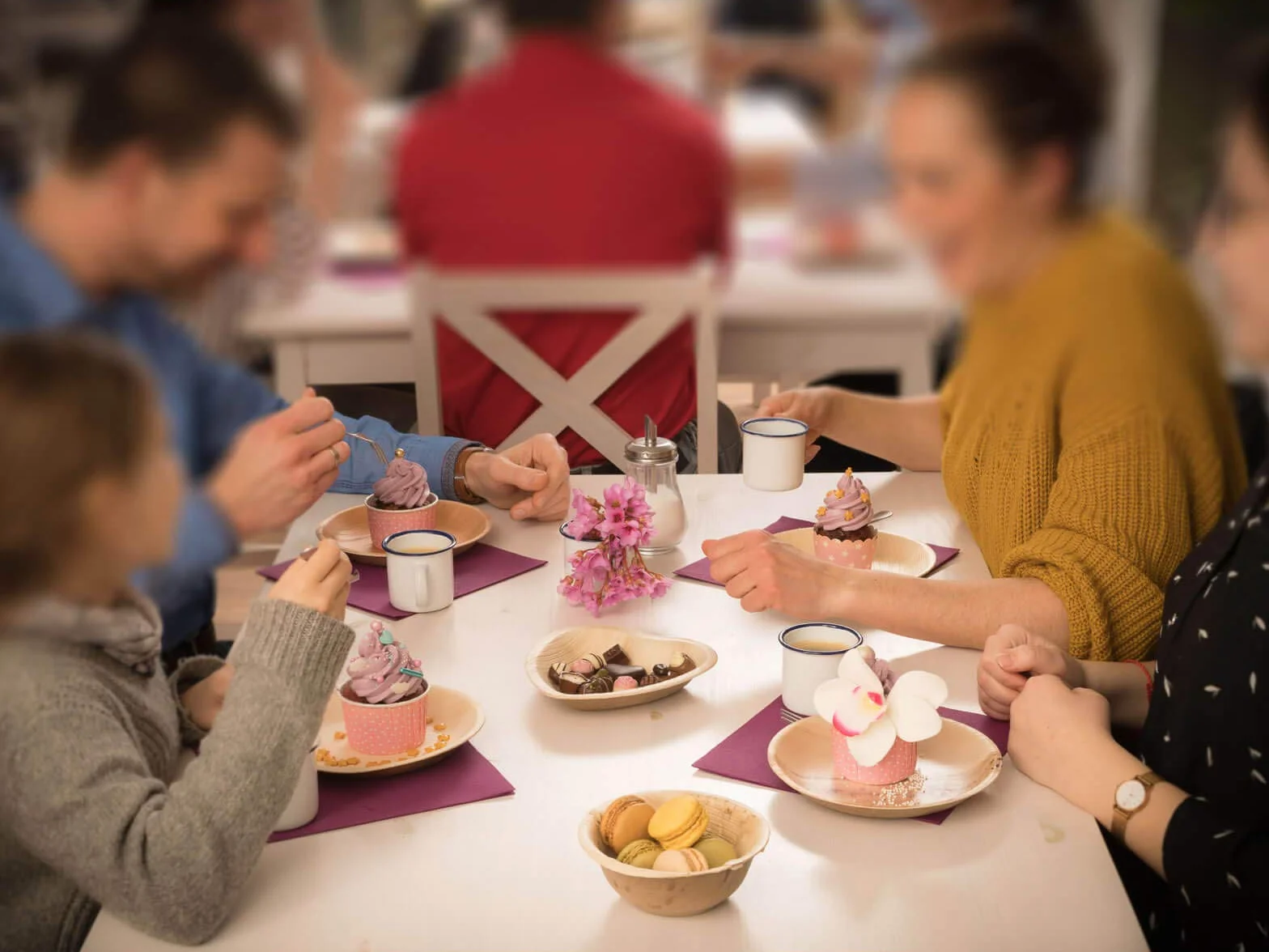 25 Platos Desechables de Hoja de Palma Orgánicos - Redondo Ø 15 cm - Vajilla Ecológica Elegante - Estable, Natural y Compostable - Menaje para Fiestas o Cocktail