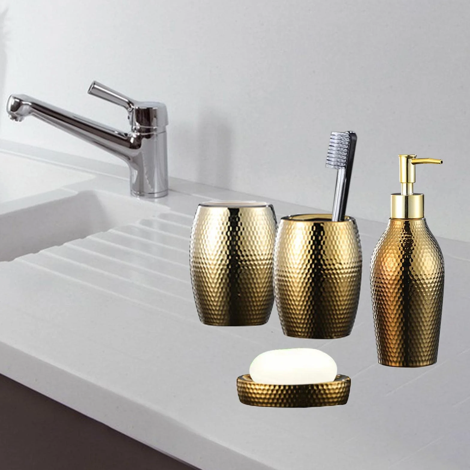 Juego de accesorios de baño con copa dorada