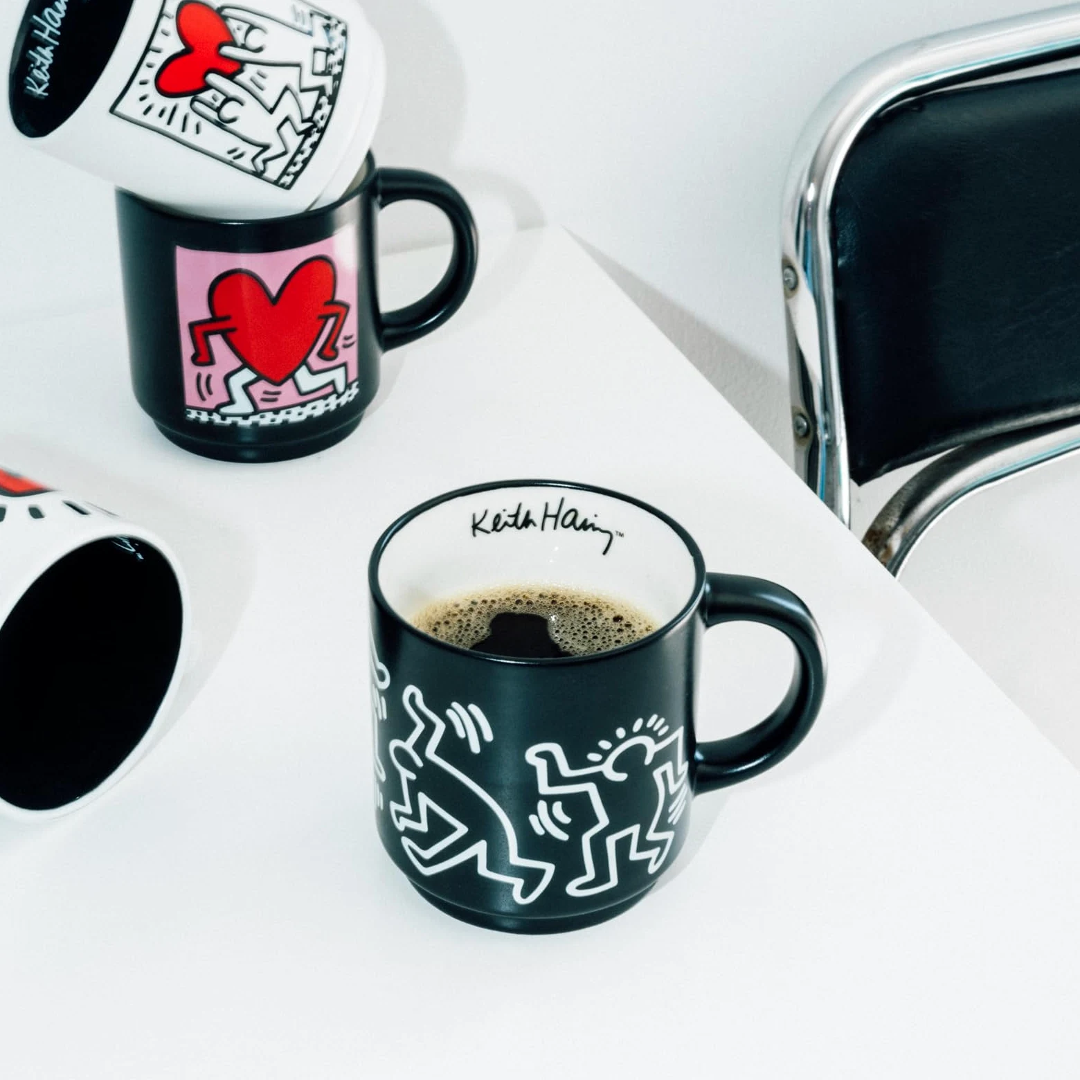 Grupo Erik Juego Tazas de Café Keith Haring - 4 Tazas Originales | para regalar para desayuno (300ml) Aptas Lavavajillas y Microondas, Incluye soporte