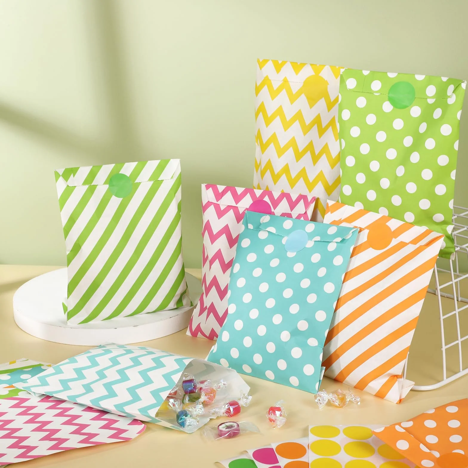 100 Piezas Bolsas de Papel para Regalos, Bolsitas para Chuches Bolsas Papel Kraft Bolsas Regalo Pequeñas con 175 Pegatinas para Envolver Regalos Navidad Halloween Cumpleaños Fiestas (5 Colores)