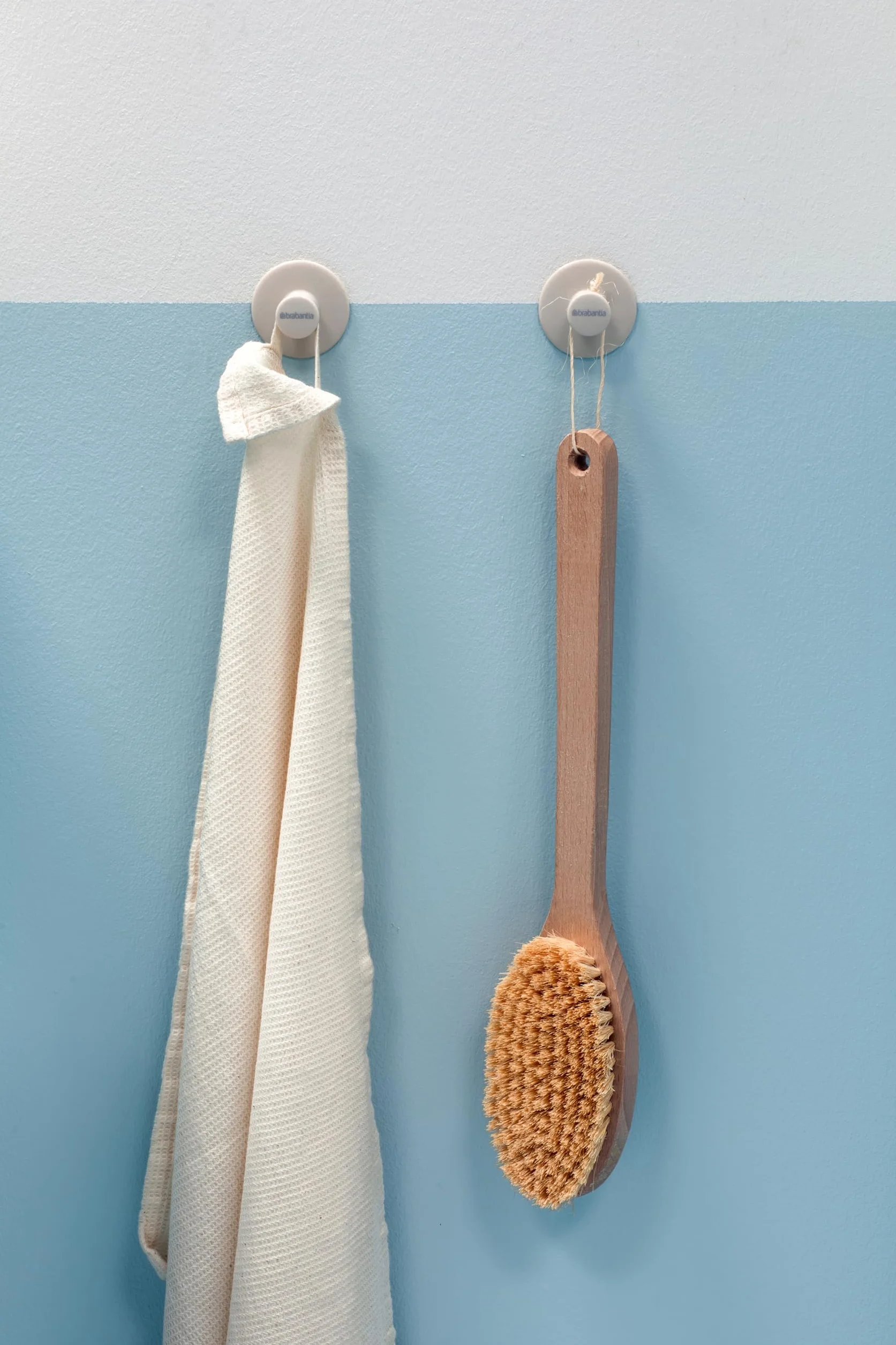 Brabantia - Renew Juego de 2 Colgadores de Toalla - Ideales para Baño, Aseo o Cocina - Soportan hasta 2 kg - con o sin Taladro - Materiales de Fijación Incluidos - Soft Beige