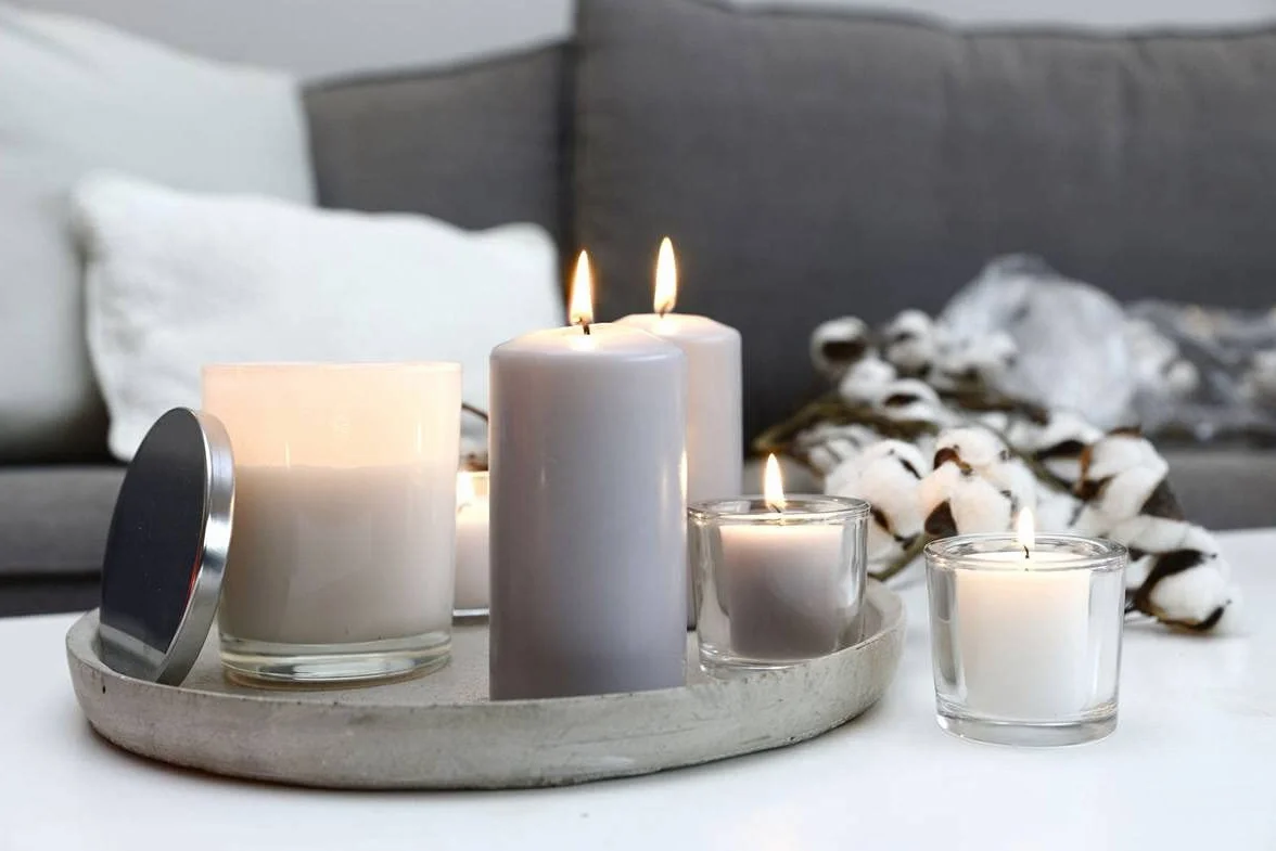 Müller - Juego de 6 velas blancas de columna cilíndrica, color blanco, 68 x 135 mm, larga duración de 40 horas, cera antigoteo, sin olor, calidad RAL