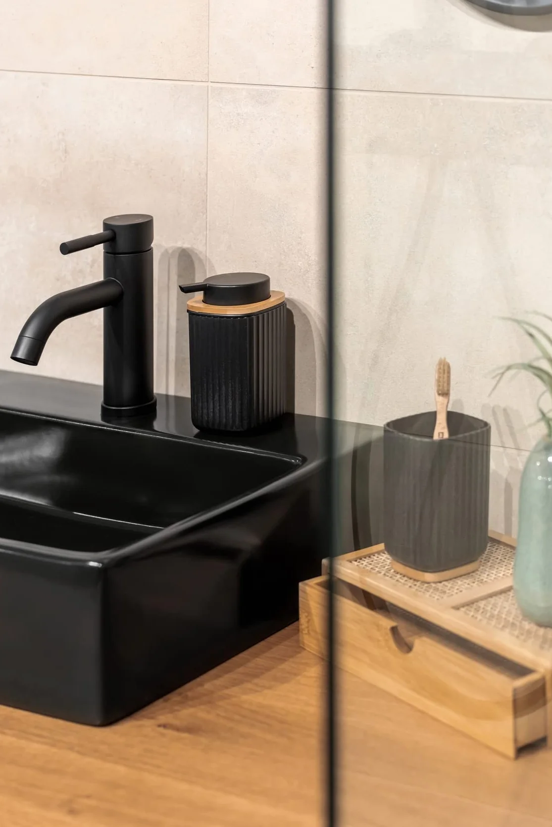WENKO Vaso para cepillo de dientes Rotello, de plástico, para cepillos de dientes, y base de bambú, para guardar utensilios, con estructura acanalada de fácil sujeción, Ø 8,6 x 11,1 cm, negro/natural