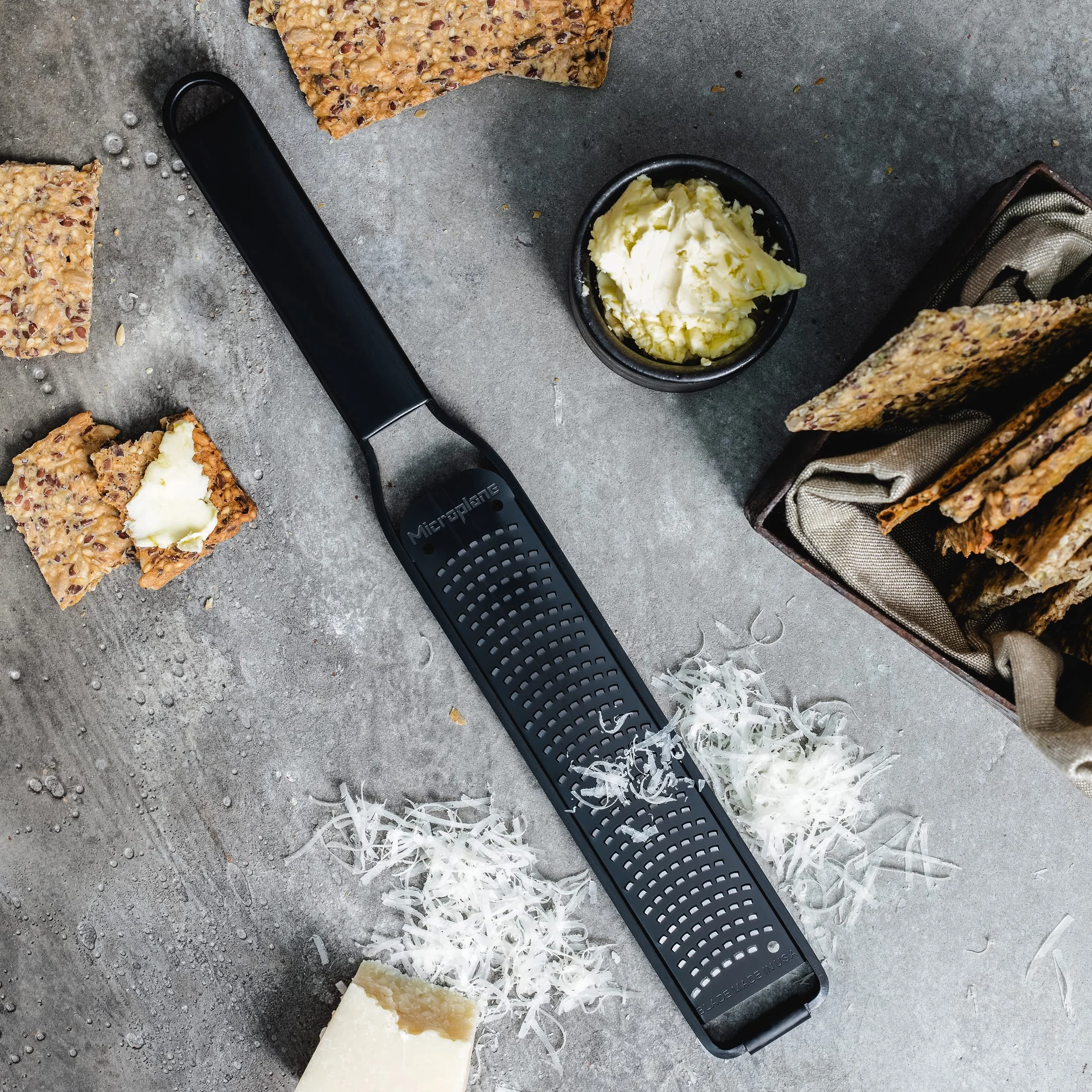 Microplane Zester Rallador de cocina acanalador con hoja de acero inoxidable fabricada en Estados Unidos para cítricos, parmesano, jengibre, chocolate y nuez moscada de la serie Black Sheep