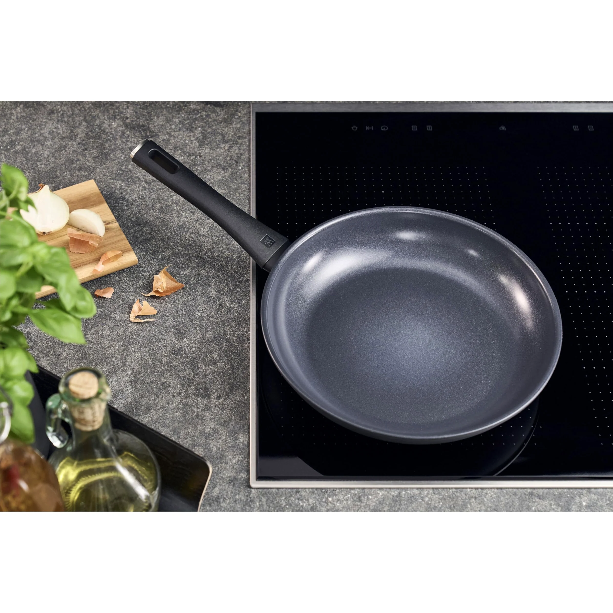 ZWILLING Madura Plus - Sartén (24 cm, aluminio antiadherente, cerámica, resistente a los arañazos, apta para inducción), color negro