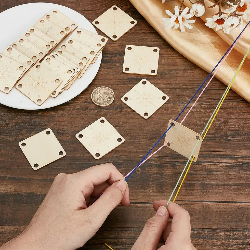 FINGERINSPIRE 24 tarjetas de tejido de madera para tableta, 4 agujeros, 39 mm, cuadradas, color almendra blanqueada, tablero de telar de madera, herramienta de tejido hecho a mano, suministro de