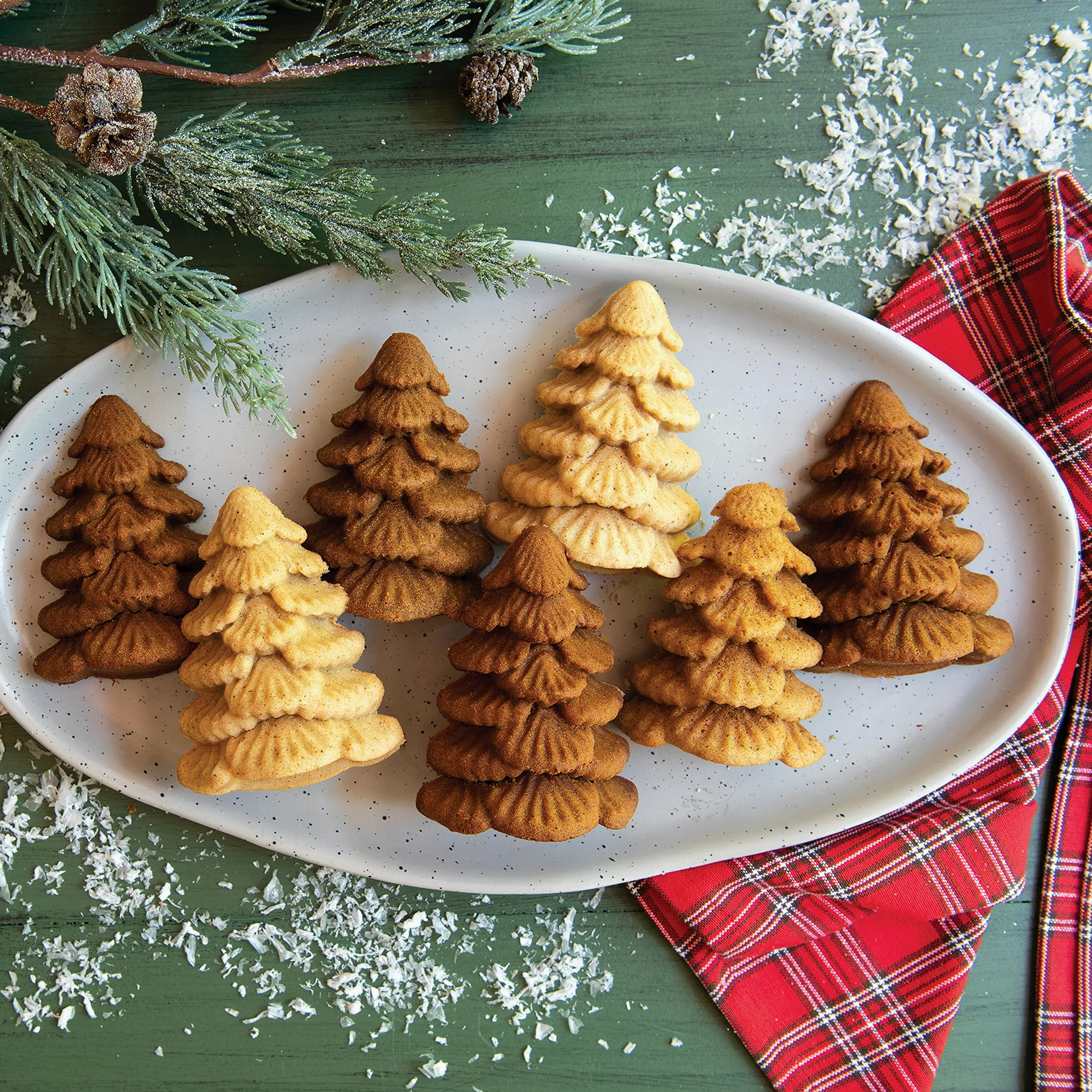 Nordic Ware Evergreen - Molde para tartas de Navidad, molde de aluminio fundido, bandeja para magdalenas para mini pasteles, fabricado en Estados Unidos, color plateado