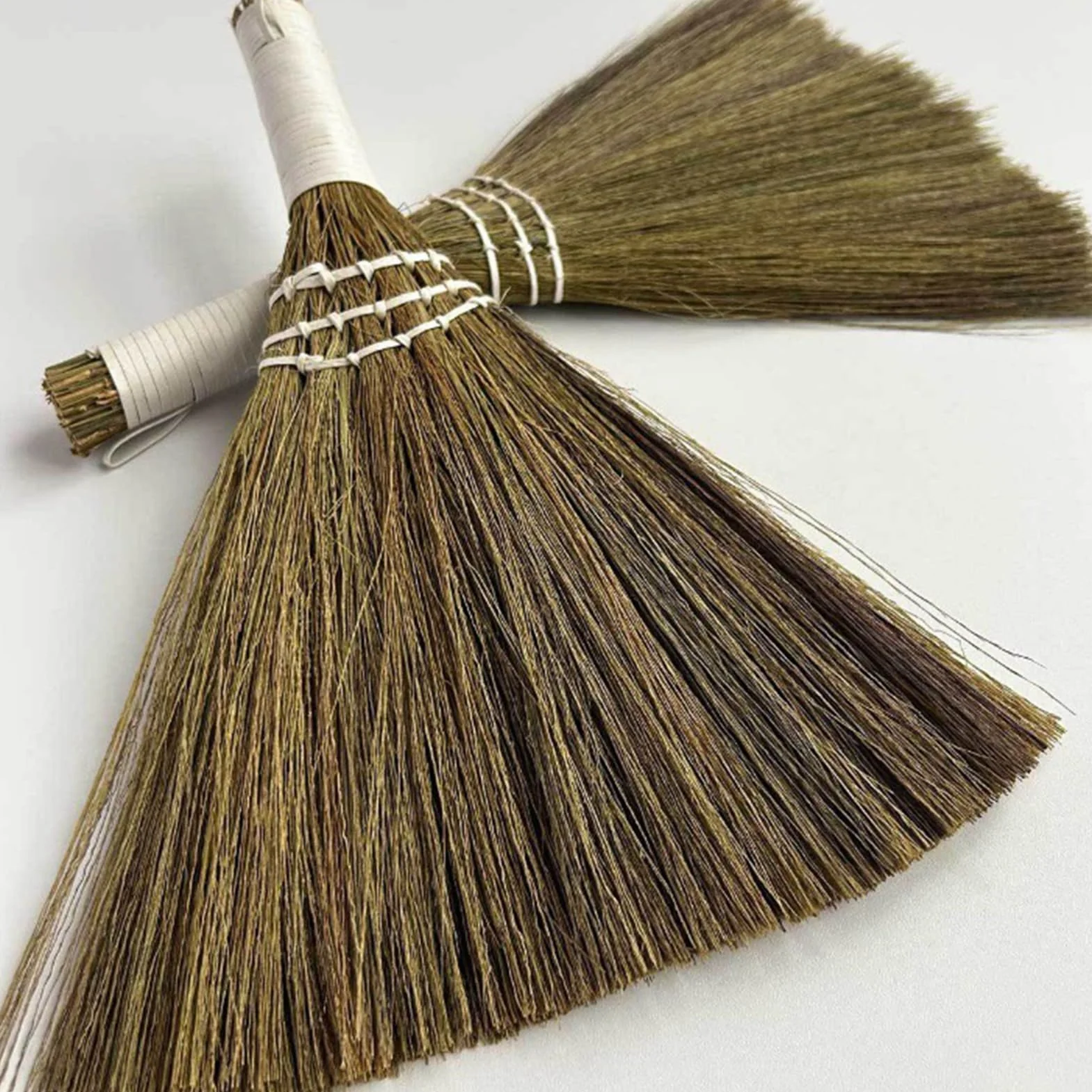 1 escoba de paja de arroz, mini escoba de jardín, hecha a mano, de bambú natural, escoba de paja vietnamita, cepillo para el polvo, limpiador para muebles del hogar, coche (pequeño)