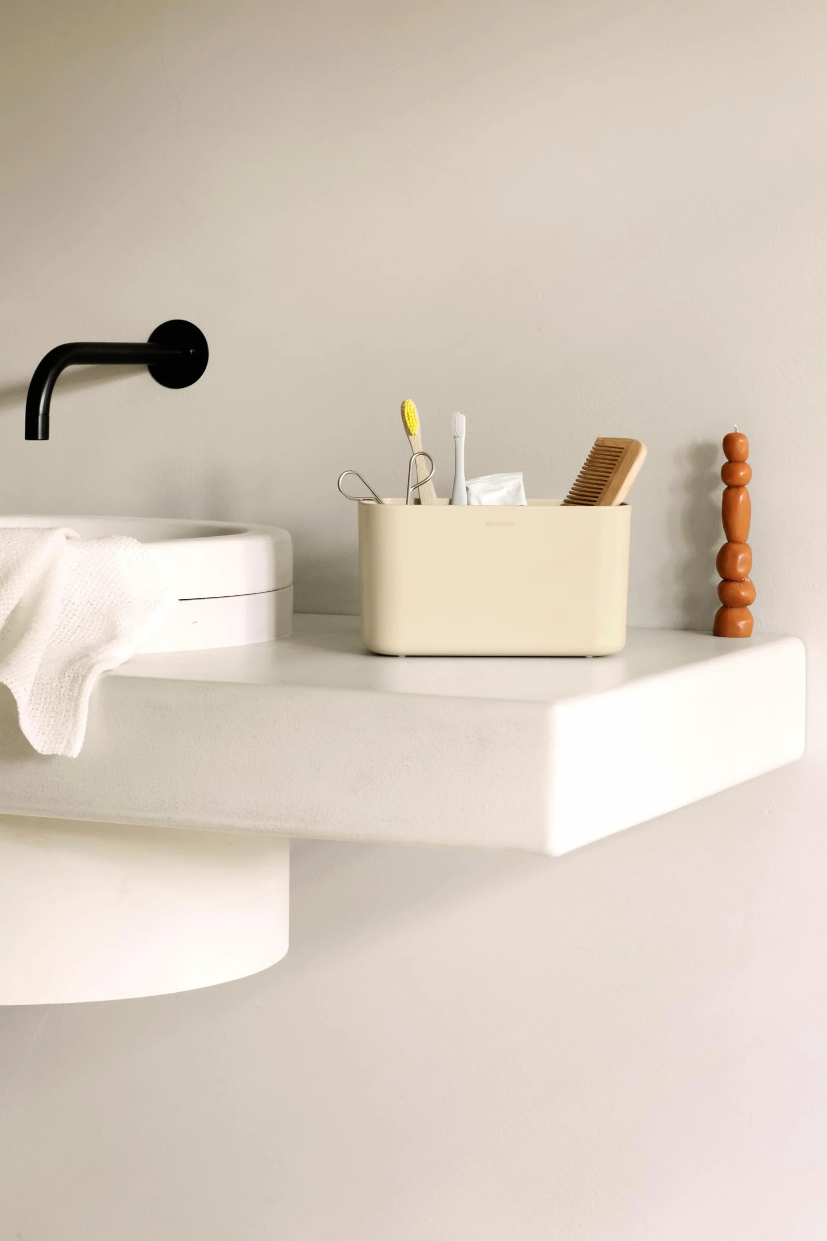 Brabantia - ReNew Organizador para el Baño - Organizador para el Lavabo - Apto como Portacepillos de Dientes - No Raya - Fácil de Limpiar - Resistente a la Corrosión - Soft Beige - 19,7 x 9,8 x 11 cm