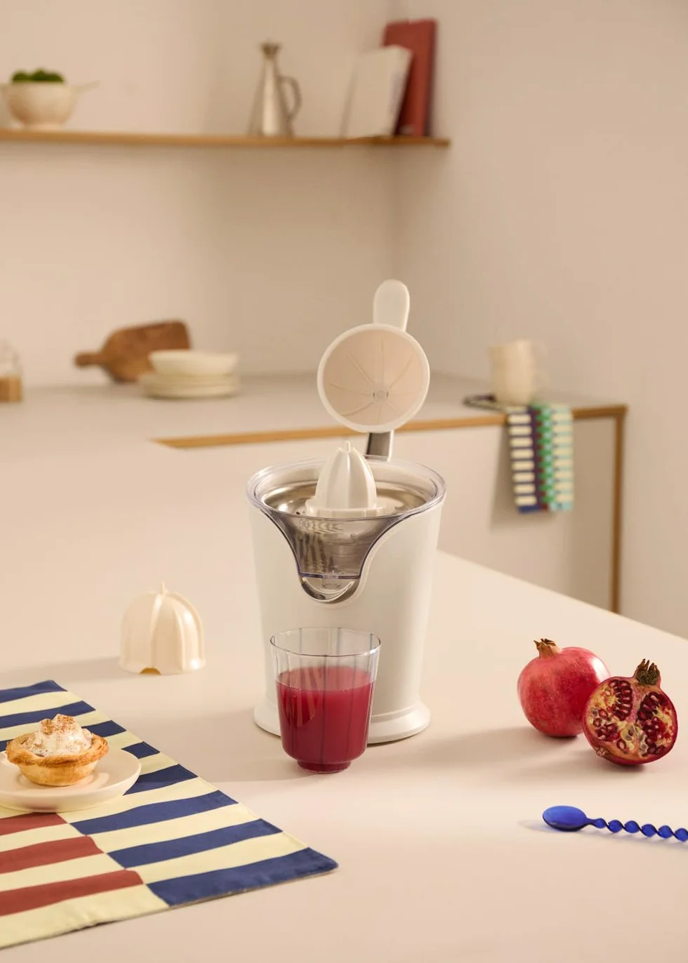 CREATE/JUICER PRESS/Exprimidor de cítricos eléctrico de palanca blanco roto/Sin salpicaduras. depósito 250ml. filtro de pulpa. sistema antigote. apto lavavajillas. 2 conos desontables. 100W