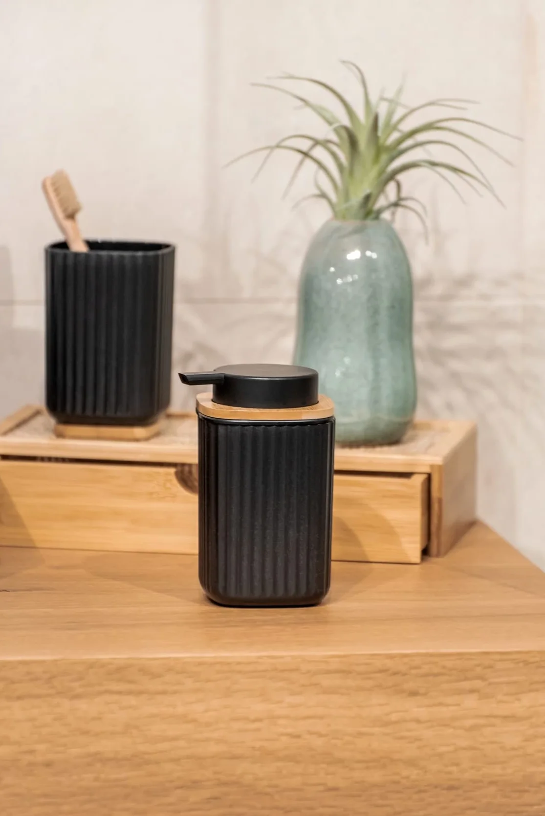 WENKO Vaso para cepillo de dientes Rotello, de plástico, para cepillos de dientes, y base de bambú, para guardar utensilios, con estructura acanalada de fácil sujeción, Ø 8,6 x 11,1 cm, negro/natural