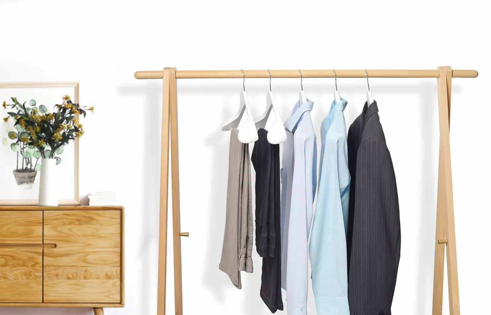 Amber Home 10 Unidades 44,5cm Perchas de Madera Blanco con Hombros Anchos, Lujosa y Robusta Percha para Ropa Exterior Abrigos Trajes Chaquetas con Varilla Redonda Antideslizante