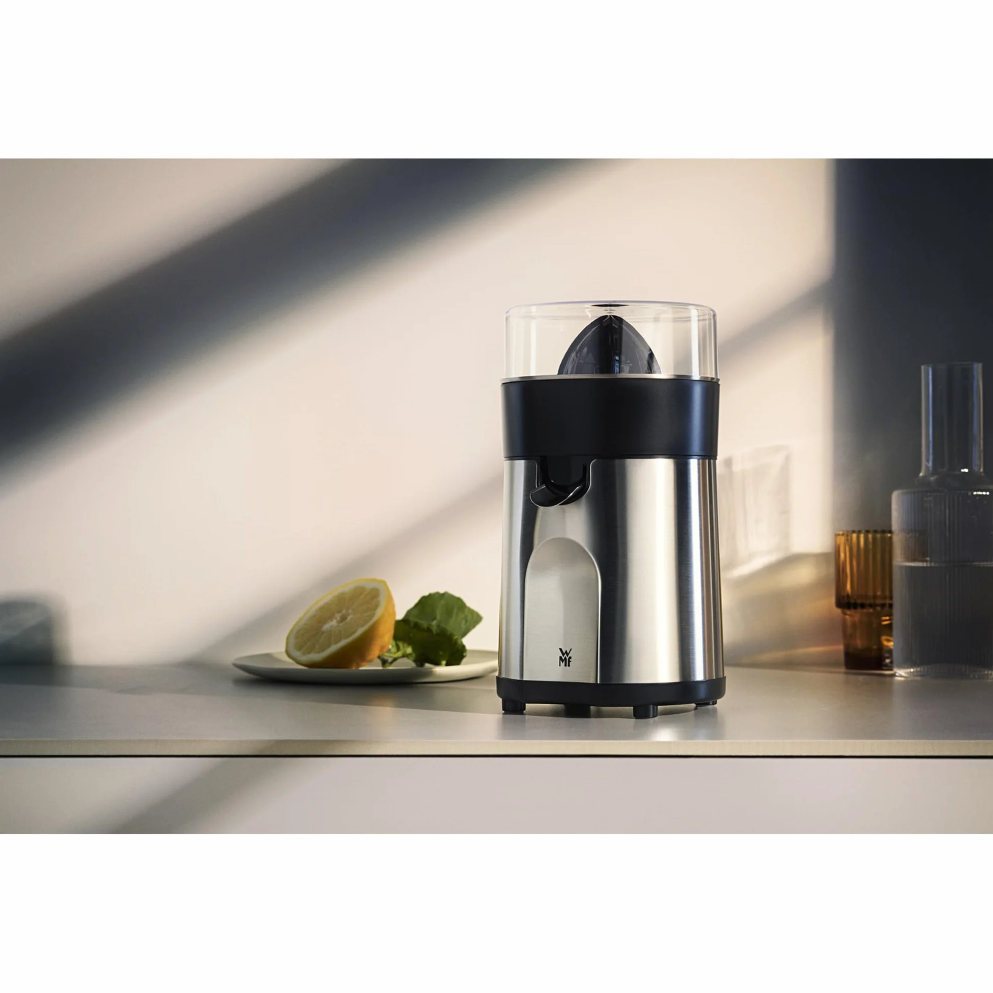 WMF Stelio - Exprimidor, 85 W, 2 conos intercambiables y colador extraíble de cromargan y cierre antigoteo, apto para limón, naranja y pomelo, acero inoxidable, cromargan