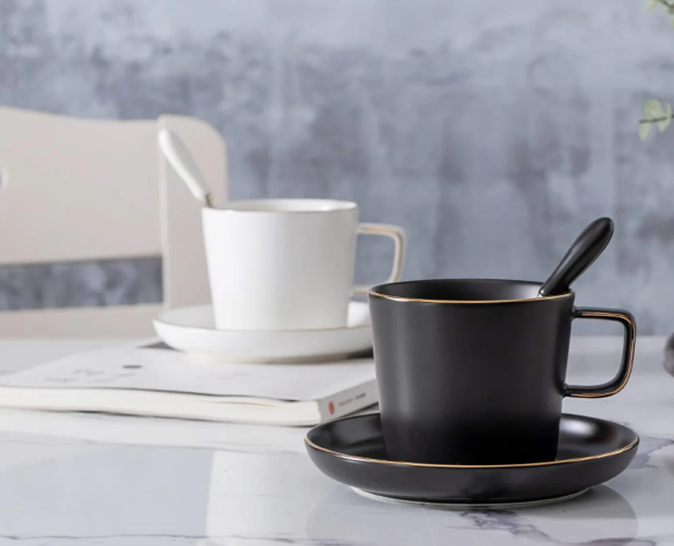 Juego de tazas de café de porcelana mate con platillos, de lujo nórdico, borde dorado, taza de té de la tarde, taza de café con capuchino (250 ml, 2 tazas y 2 platillos)