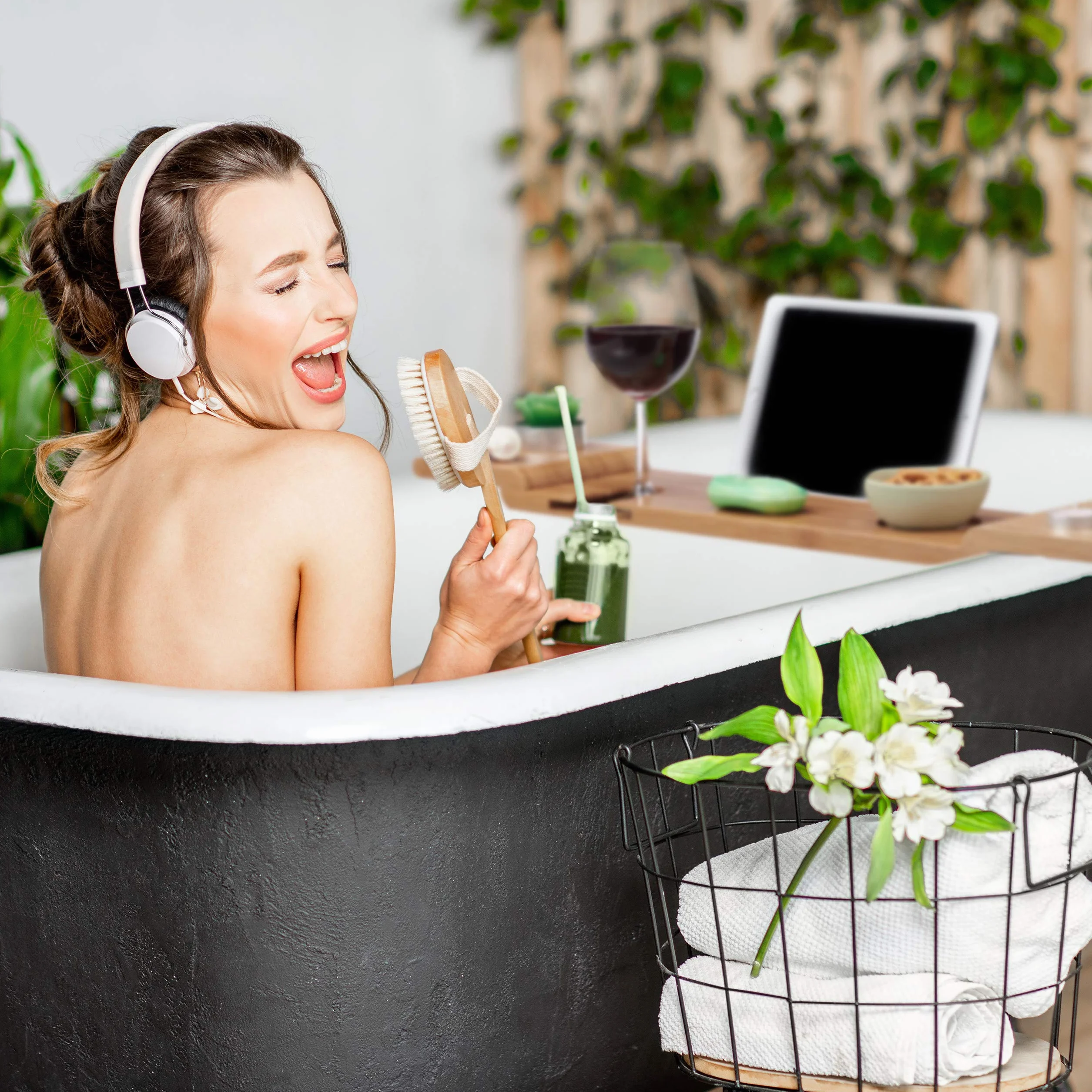 Relaxdays Bandeja Bañera de Bambú, 70 cm Ancho, Tabla Baño para Copa, Móvil, Tablet, Repisa Bañarse para Colgar, Natural