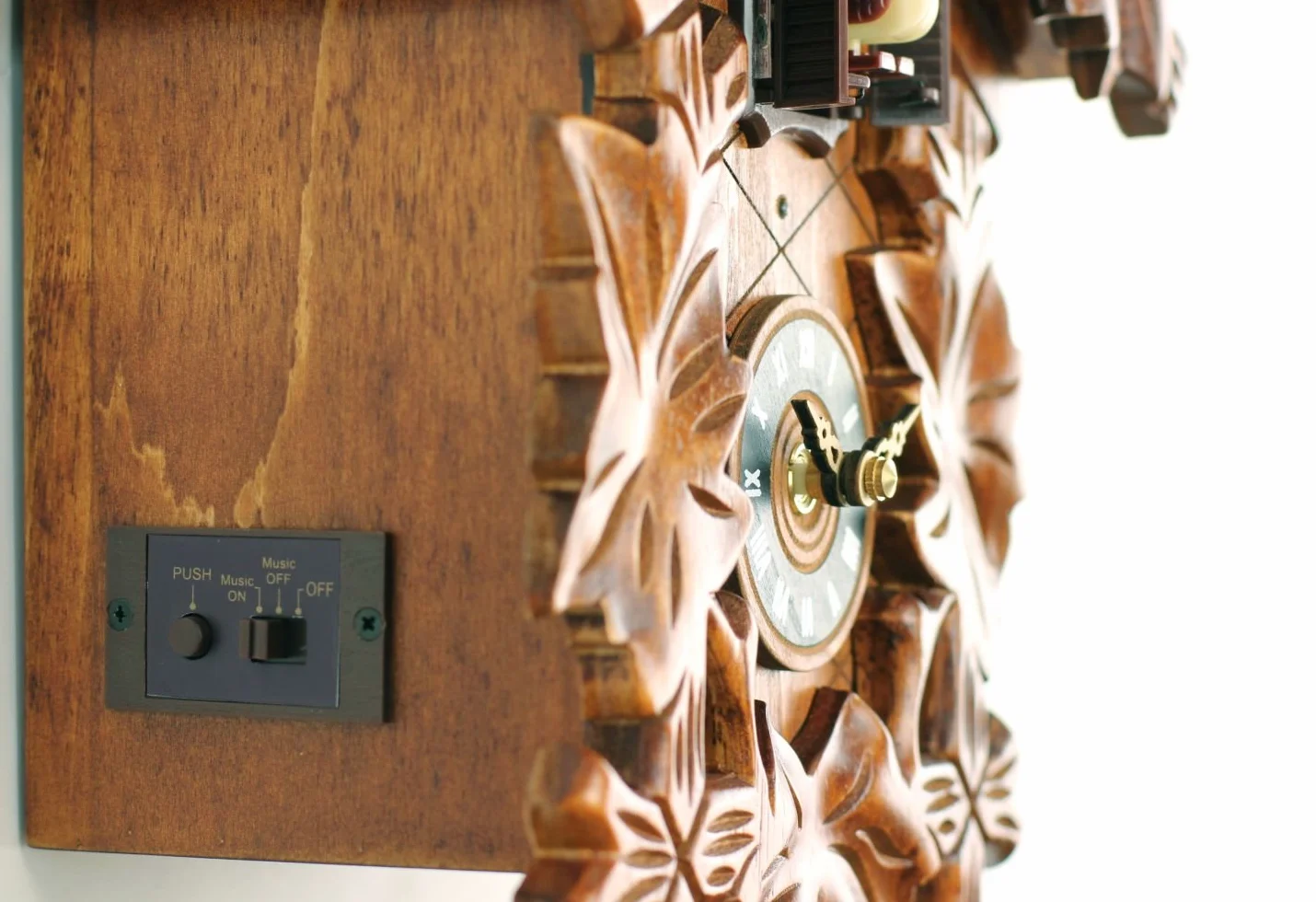 Reloj de cuco de madera con mecanismo de cuarzo que funciona con pilas y con sonido de cuco y mecanismo musical de Eble, diseño de hojas 30 cm