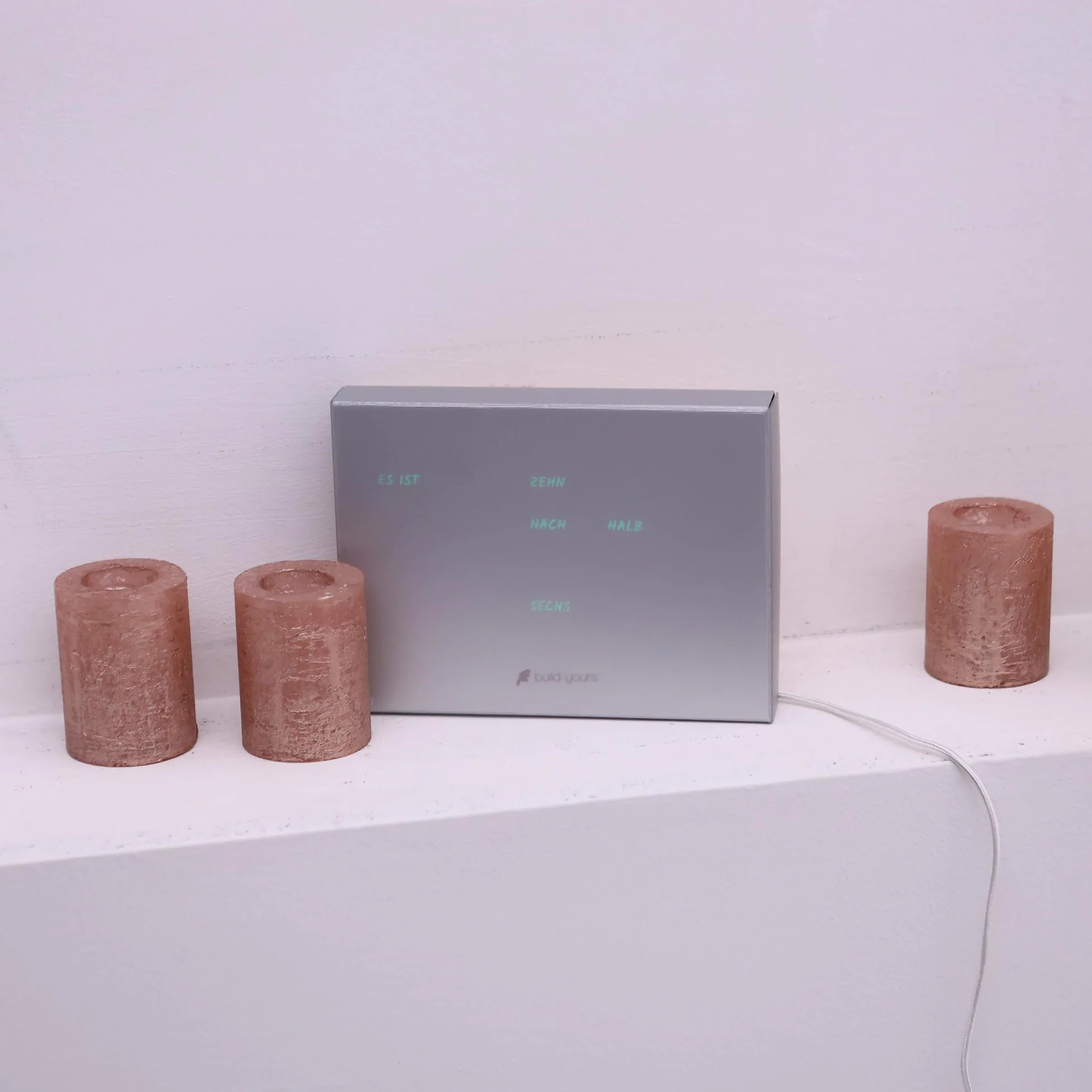 BoxClock Plain Gray - Reloj de mesa digital con pantalla LED, WiFi y soporte ajustable, reloj delgado para oficina, hogar y decoración moderna