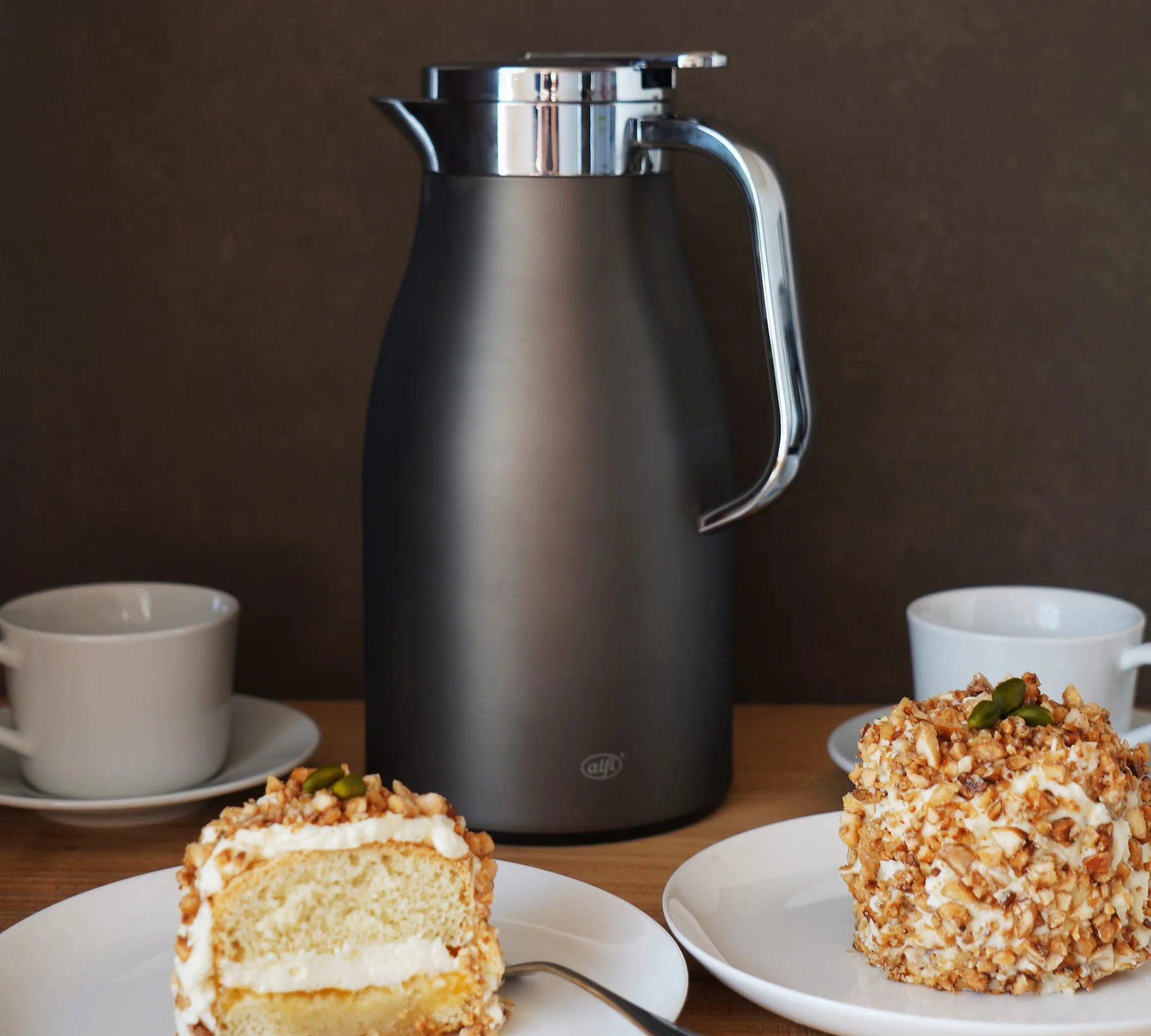 alfi SKYLINE 1,0 l, jarra isotérmica de acero inoxidable con inserción higiénica de vidrio duro, tapón de rosca con cómodo pulsador, mango ergonómico a una mano, ideal como jarra de café o té, sin BPA