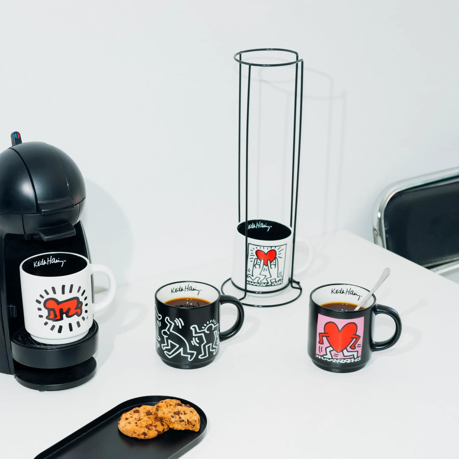 Grupo Erik Juego Tazas de Café Keith Haring - 4 Tazas Originales | para regalar para desayuno (300ml) Aptas Lavavajillas y Microondas, Incluye soporte