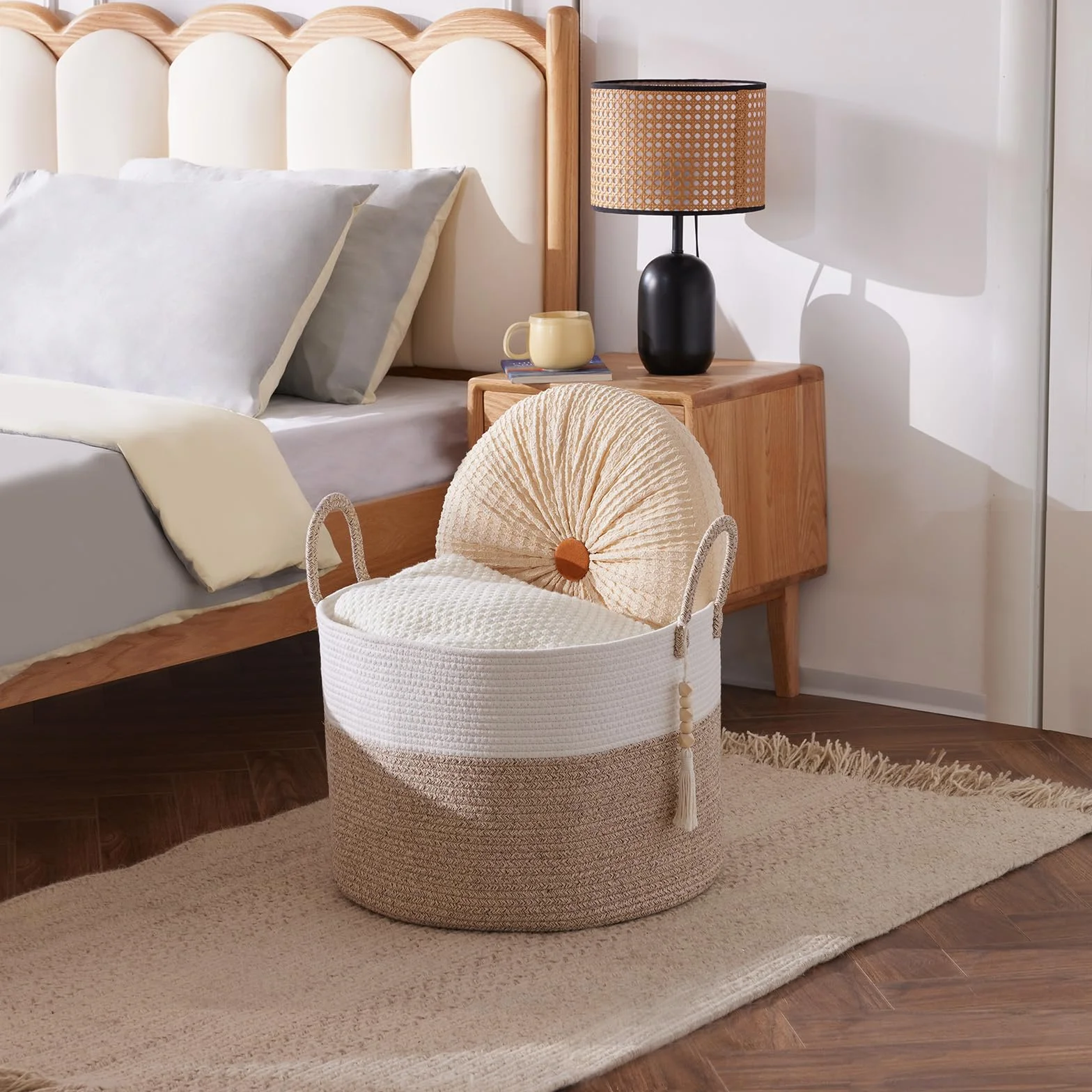 YOUDENOVA Cesta de lavandería con cuentas colgantes de madera, cesta de almacenamiento de juguetes para niños, cesta de manta de cuerda de algodón grande, cesta de almacenamiento tejida para