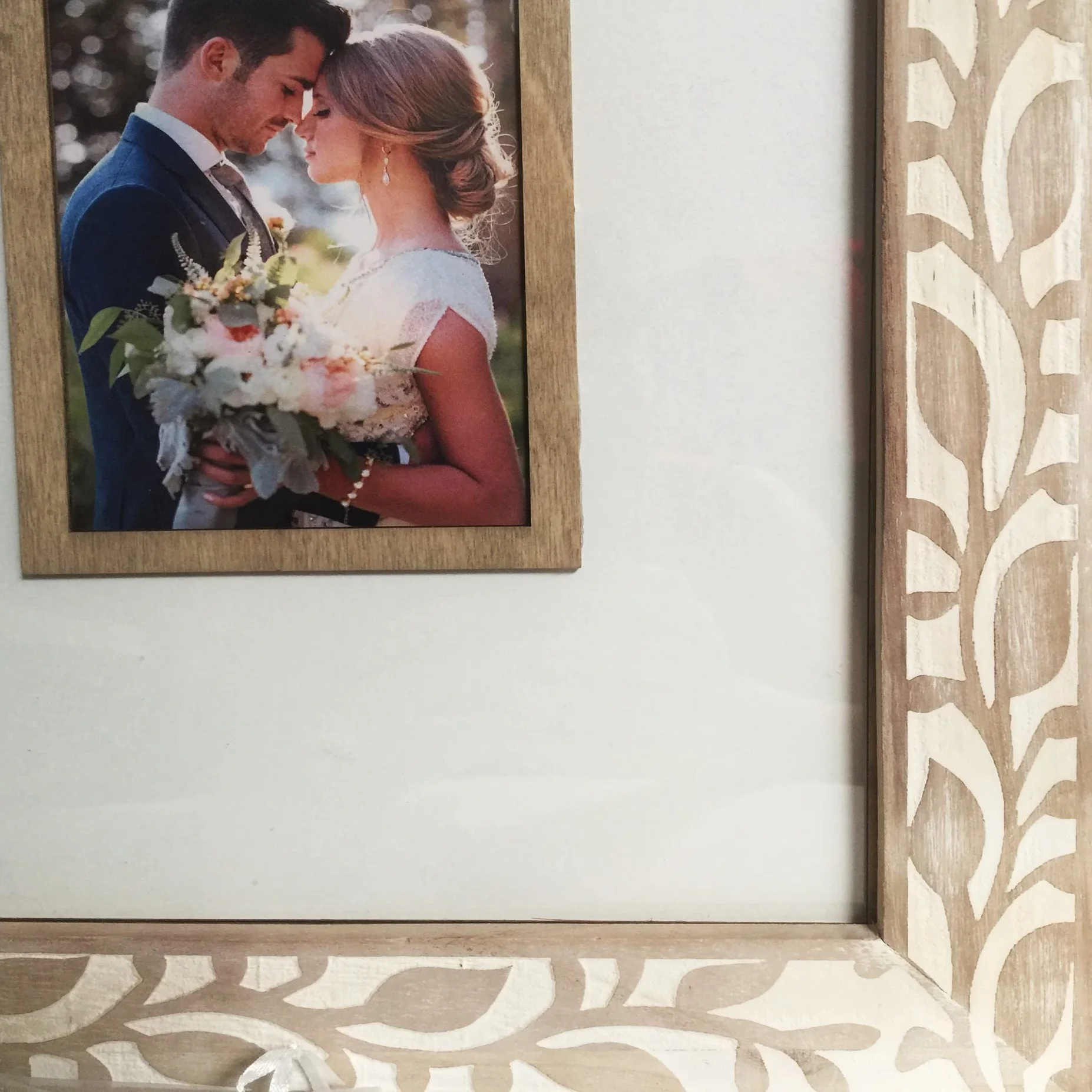 Cuadro de Firmas con 80 Corazones de Madera – Libro de Firmas Personalizado para Bodas, Aniversarios, 18 Años o Graduación – Marco Decorativo Rústico con Soporte Incluido