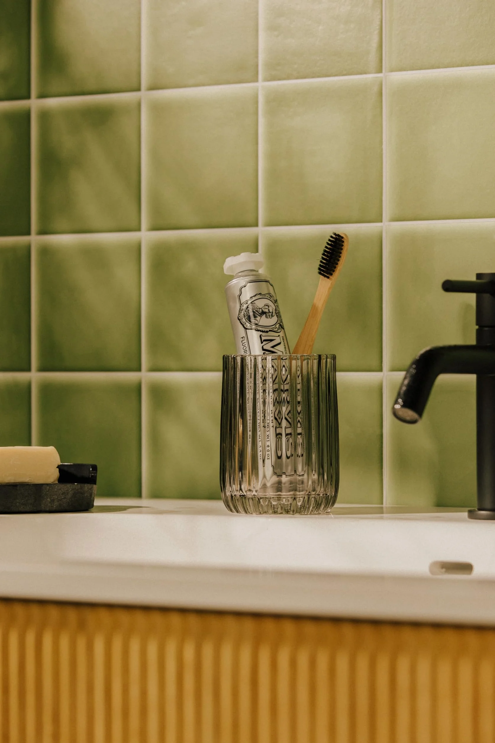 Cosmic Lido Vaso Portacepillos para Encimera de Baño con Diseño Contemporáneo y Circular. Soporte para Cepillos de Dientes de Cristal de Color Smokey Grey