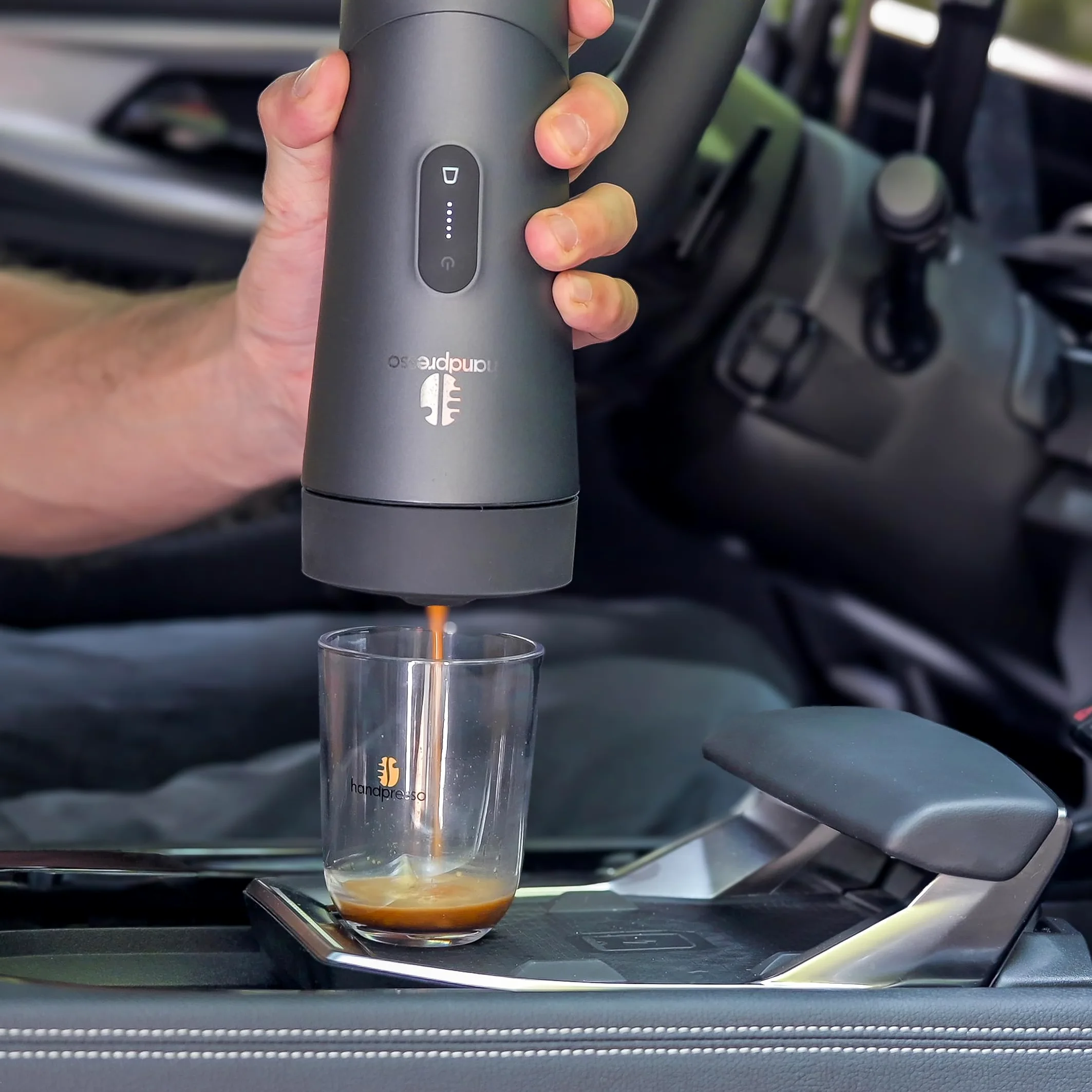 Handpresso Auto | cafetera a batería - USB/C | cafetera de viaje premium para coche, furgoneta y uso outdoor | funciona con cápsulas espresso compatibles y recargables | prepara Espresso y Lungo
