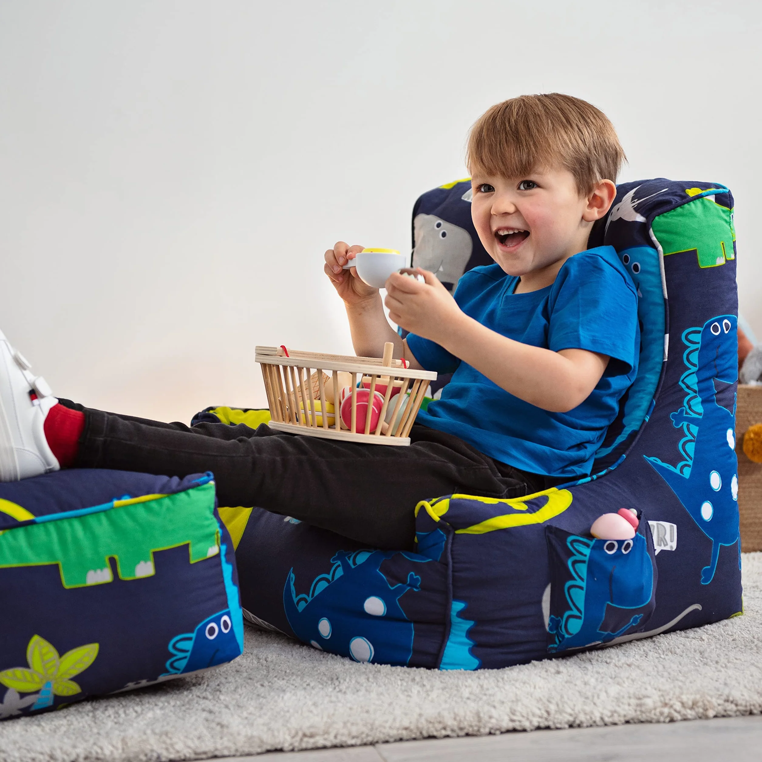 Ready Steady Bed Puf para niños con reposapiés, asiento suave y seguro para jugar a los niños, sillón de diseño ergonómico para niños pequeños, muebles cómodos para niños (dinosaurio oscuro)