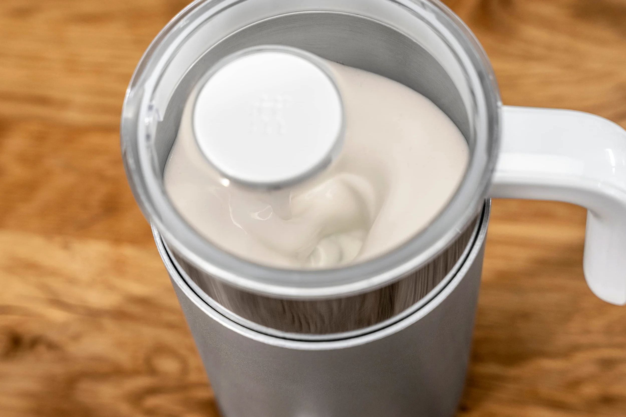 ZWILLING ENFINIGY Espumador de leche eléctrico para leche caliente y fría y alternativas a la leche de origen vegetal, 400 ml, Plata