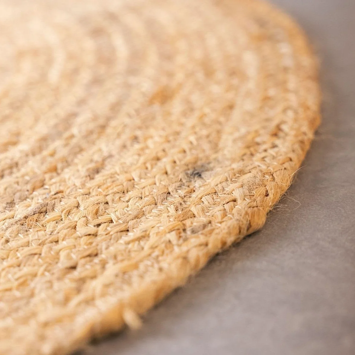 LOLAhome - Alfombra Redonda Trenzada de Yute Natural de 100 cm. Pieza Artesanal, Duradera y Atemporal, Vestir Suelos con Personalidad aportando Calidez y un frescor Natural.