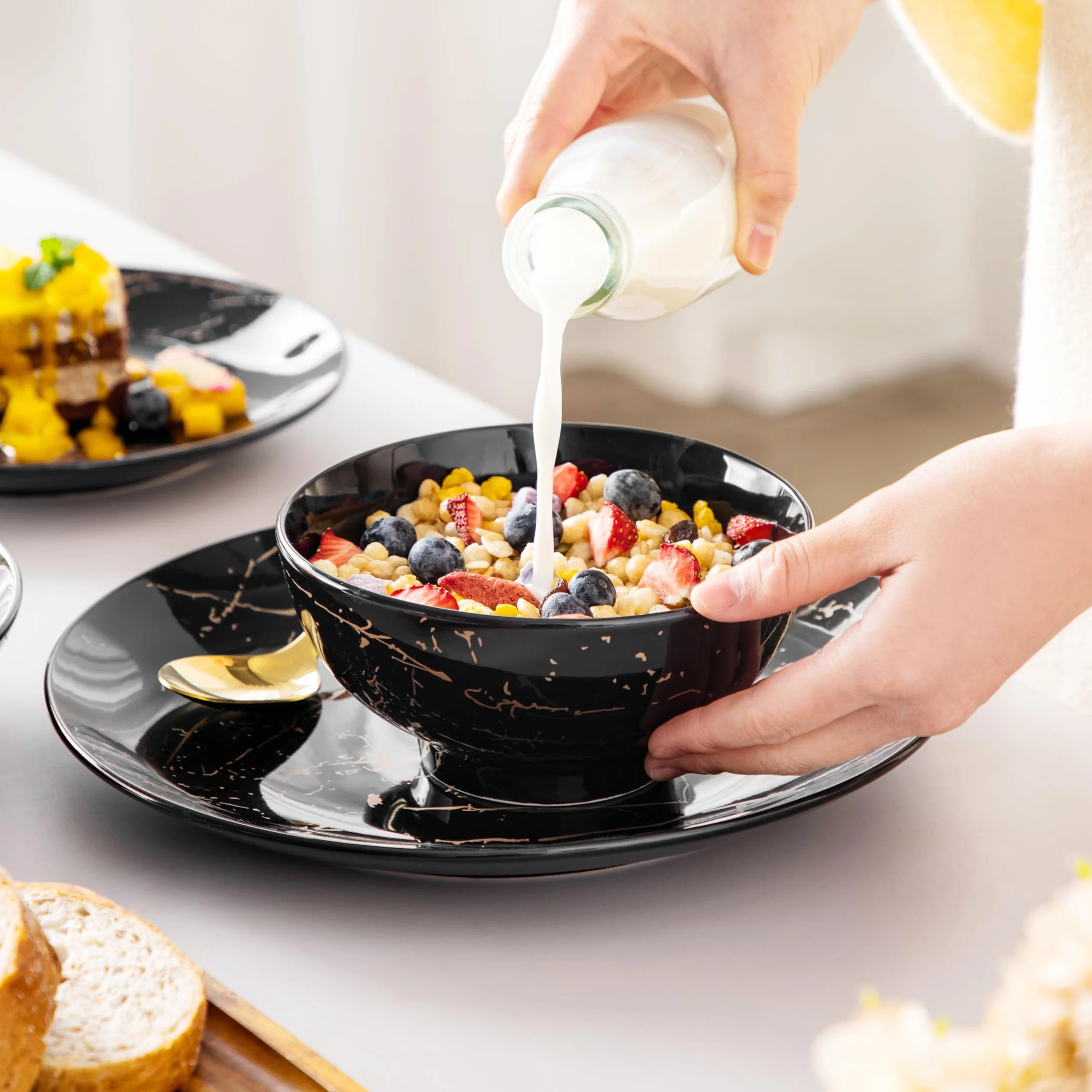 LOVECASA Daphne - Vajillas Completas para 6 Personas, 24 Piezas, Juego de Platos Vajilla Moderna de Porcelana - Cuencos, Platos de Postre, Llanos y Hondos - Diseño Negro y Dorado