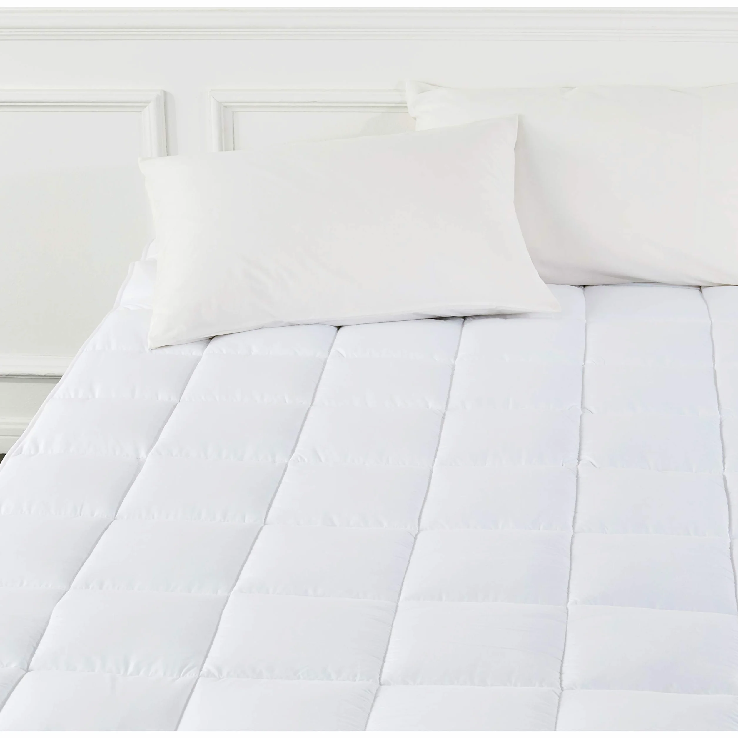 Amazon Basics Sobrecolchón suave con relleno de poliéster de microfibra y correas, 160 cm x 30 cm x 200 cm, blanco